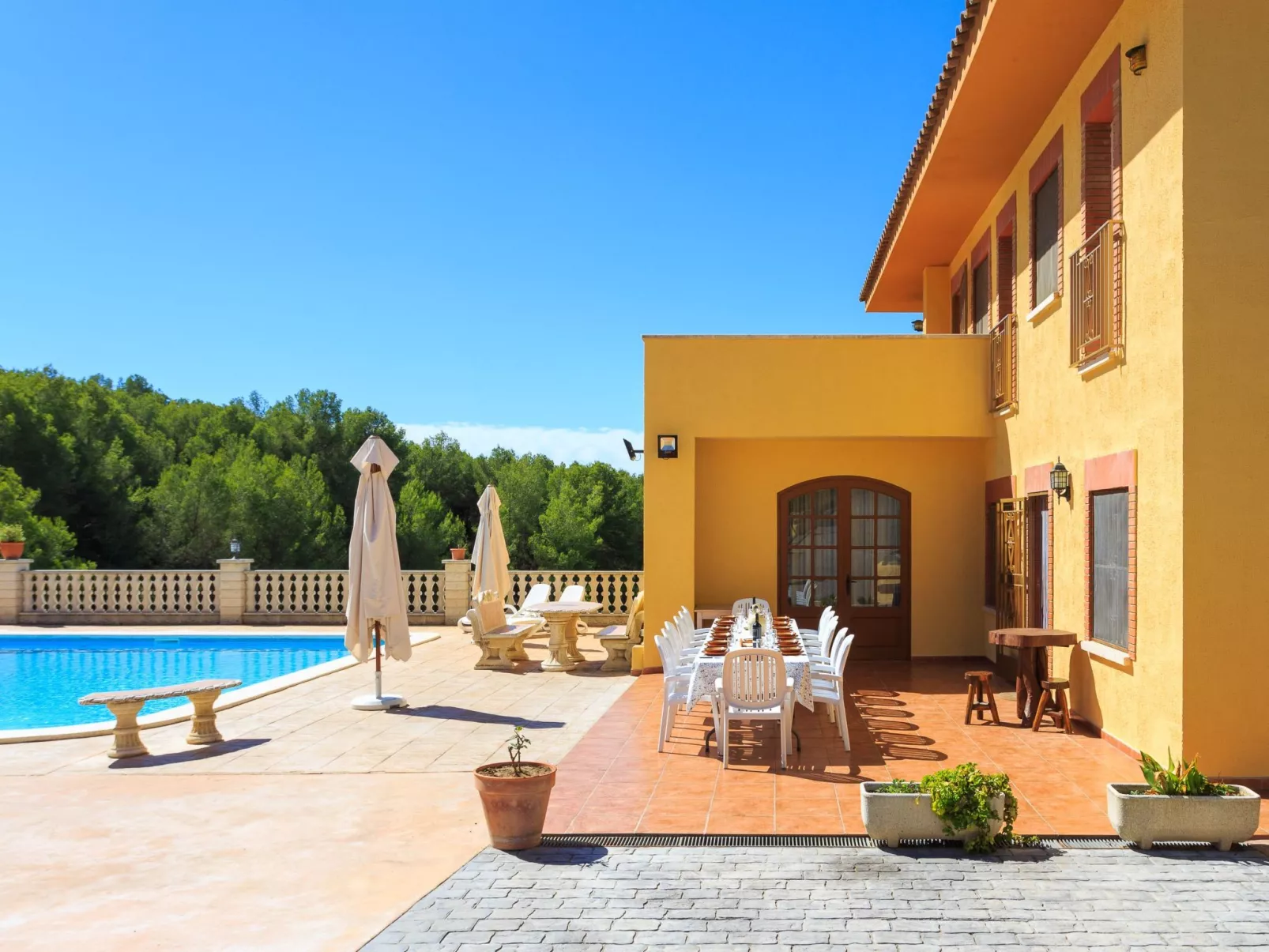 Großes Haus mit Schwimmbad und Barbecue-Buiten