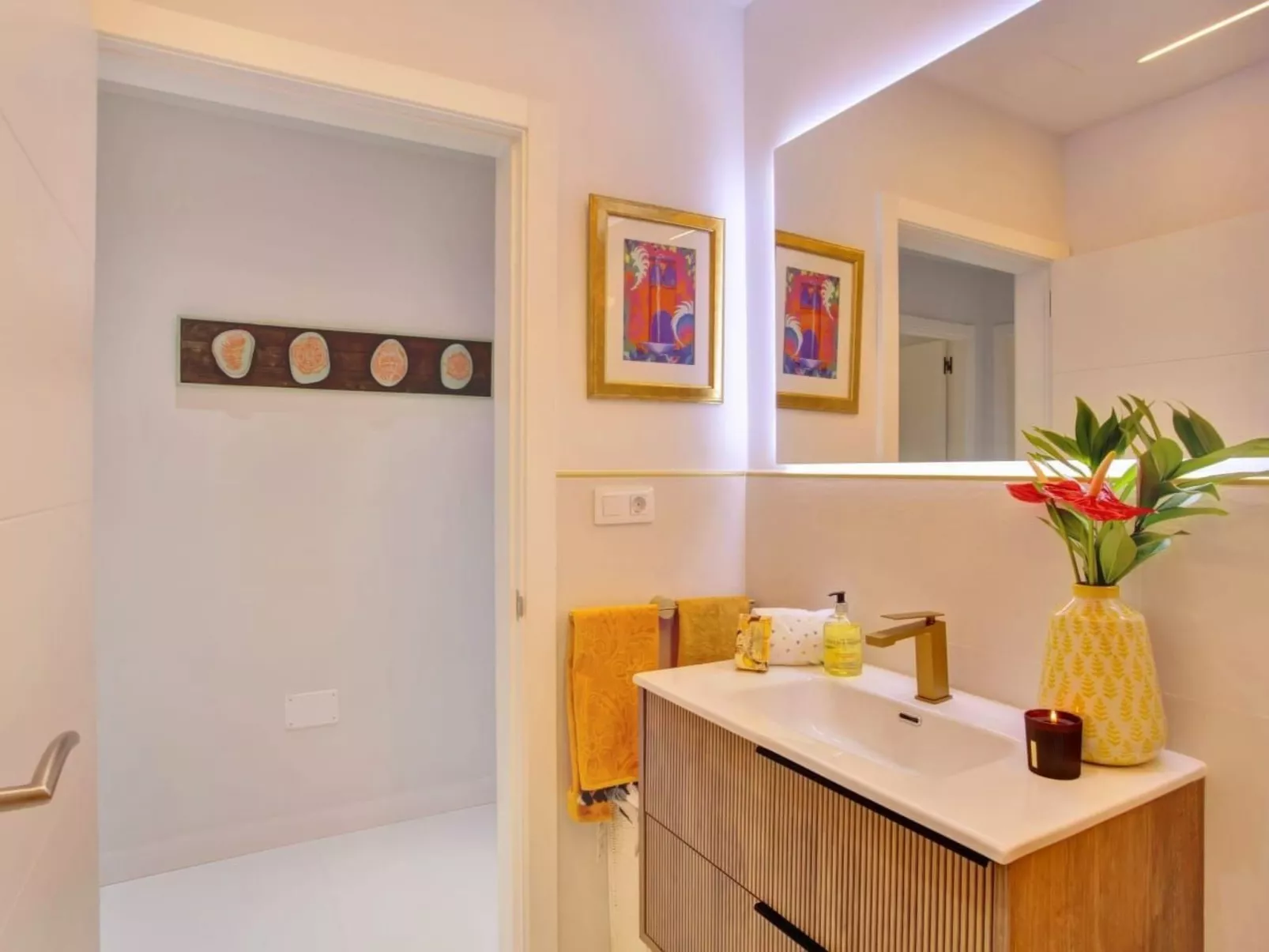 Luxuriöser Rückzugsort mit direktem Meerzugang und Pool-Binnen