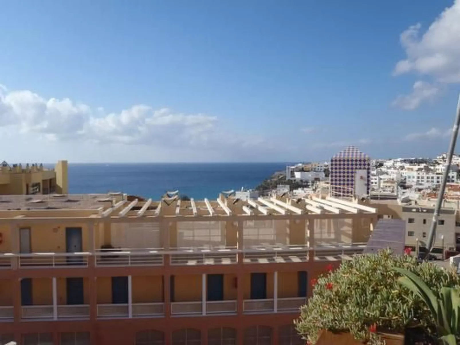 Schöne Wohnung mit Sonnenterrasse und Meerblick-Buiten