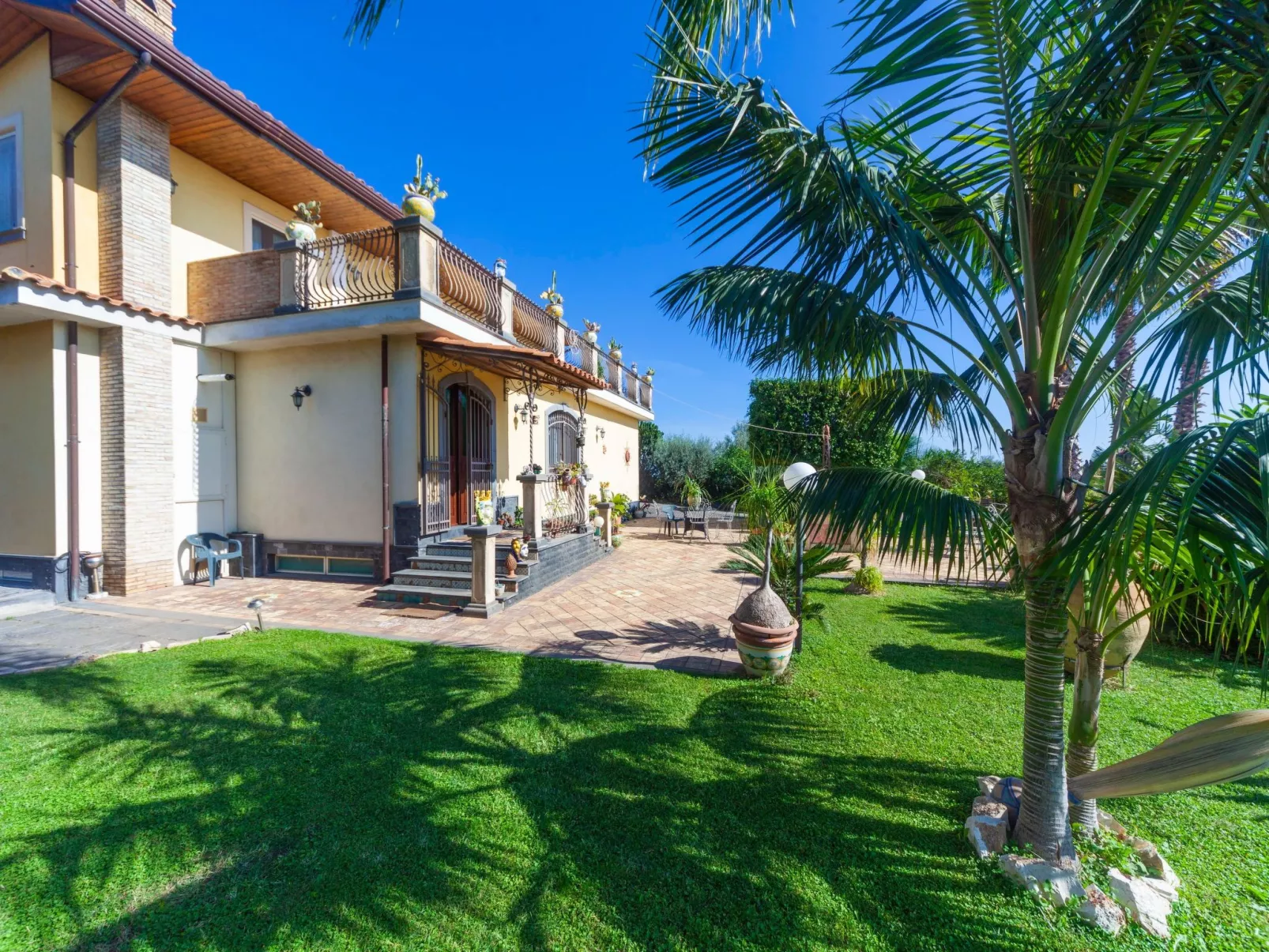 Für 10 Personen in Fiuefreddo di Sicilia, Sizilien (Ostküste von Sizilien)-Image-tags.info