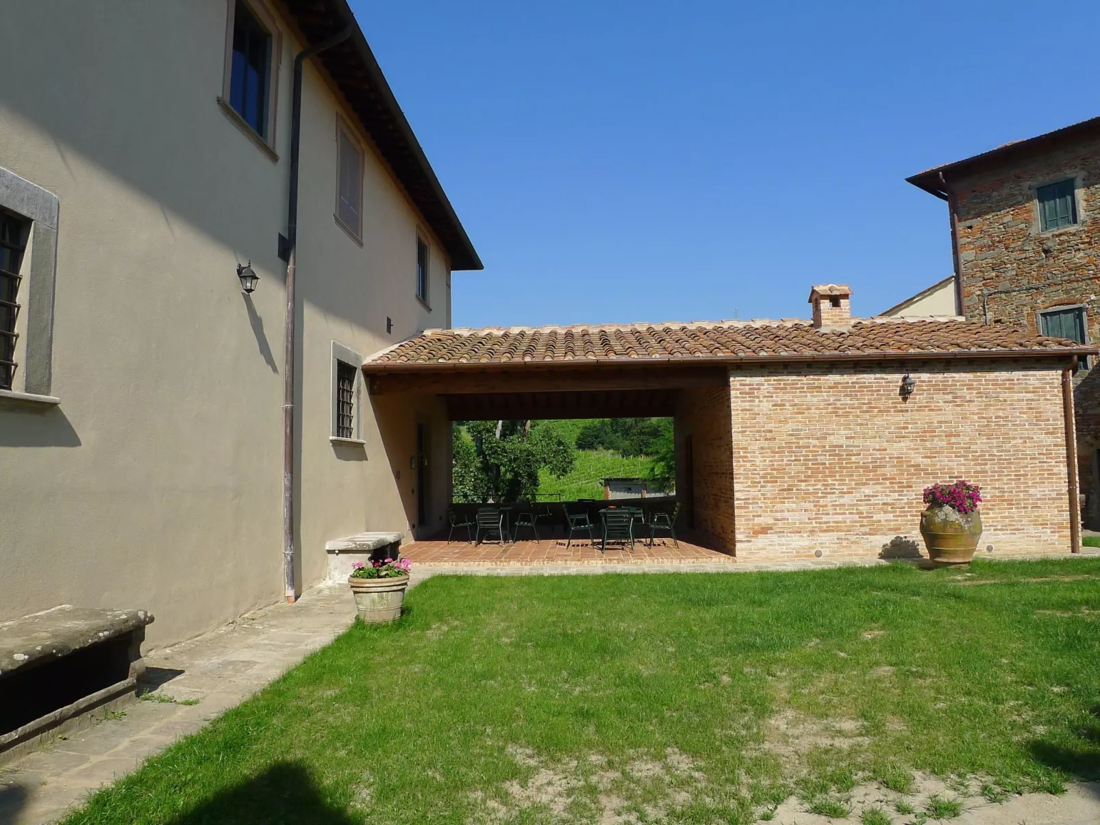 Schönes Apartment mit 2 Schlafzimmern und 2 Bädern-Buiten