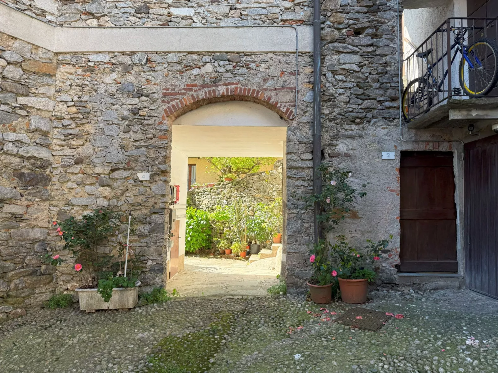 Neue moderne Seeüberdachung von Holiday World-Buiten