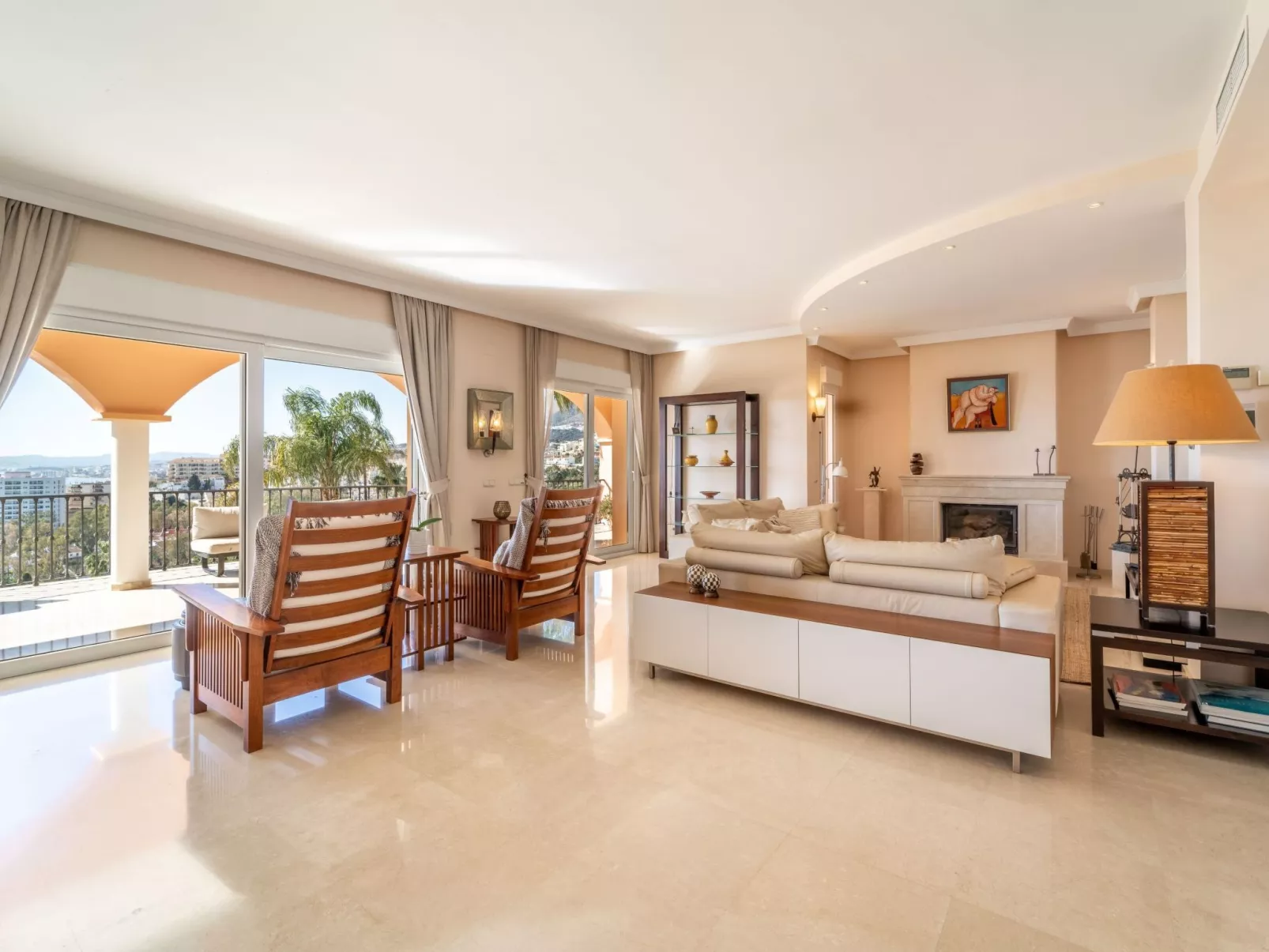 Luxuriöse Villa mit beheiztem Pool und Whirlpool-Binnen