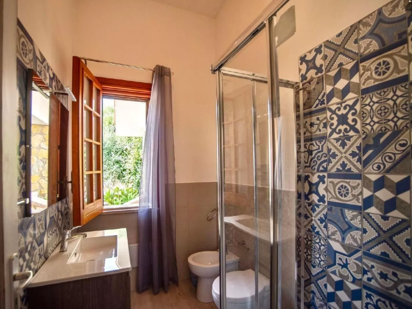 Ferienvilla "La Vela" mit Blick auf das Wasser-Image-tags.info