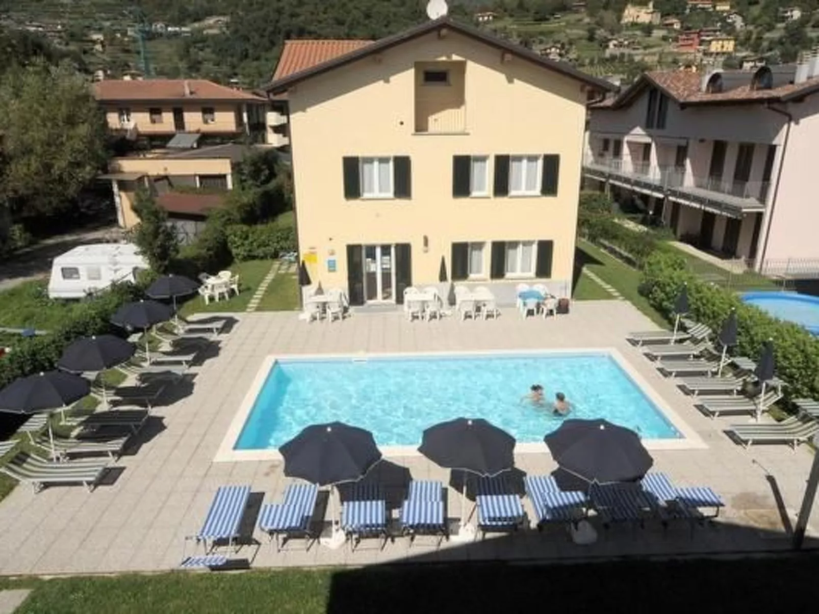 Angenehme Wohnung mit Garten und Pool-Image-tags.info