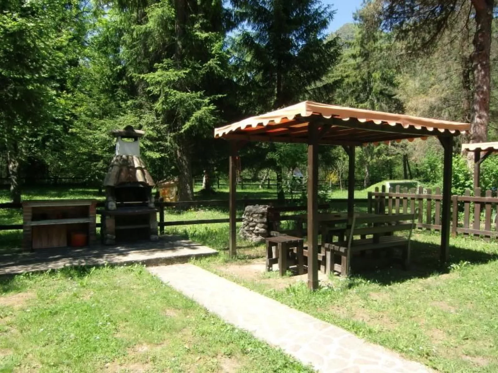 Erdgeschosswohnung mit möbliertem Garten-Buiten
