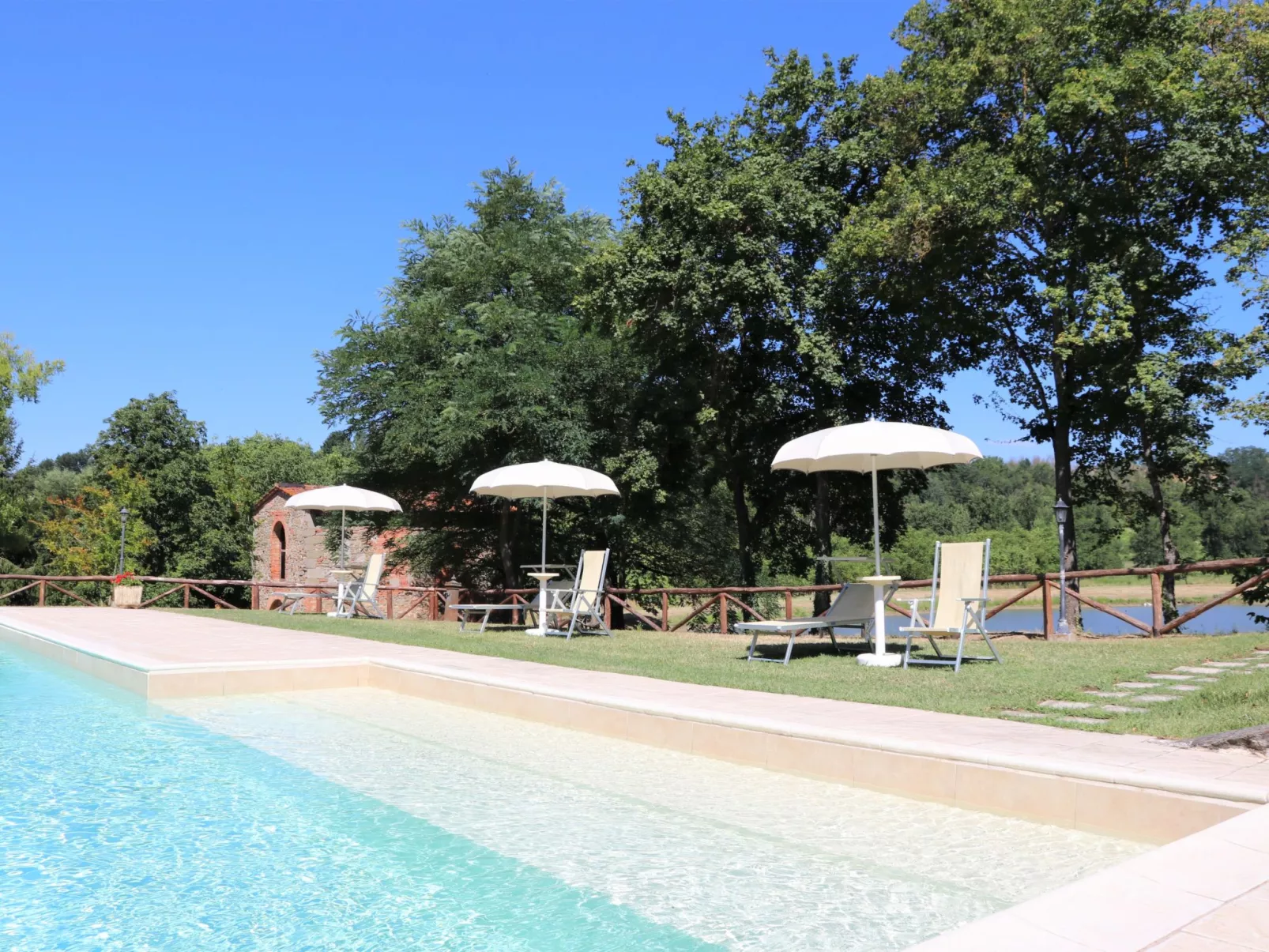 Schönes 1-Zimmer-Apartment-Buiten