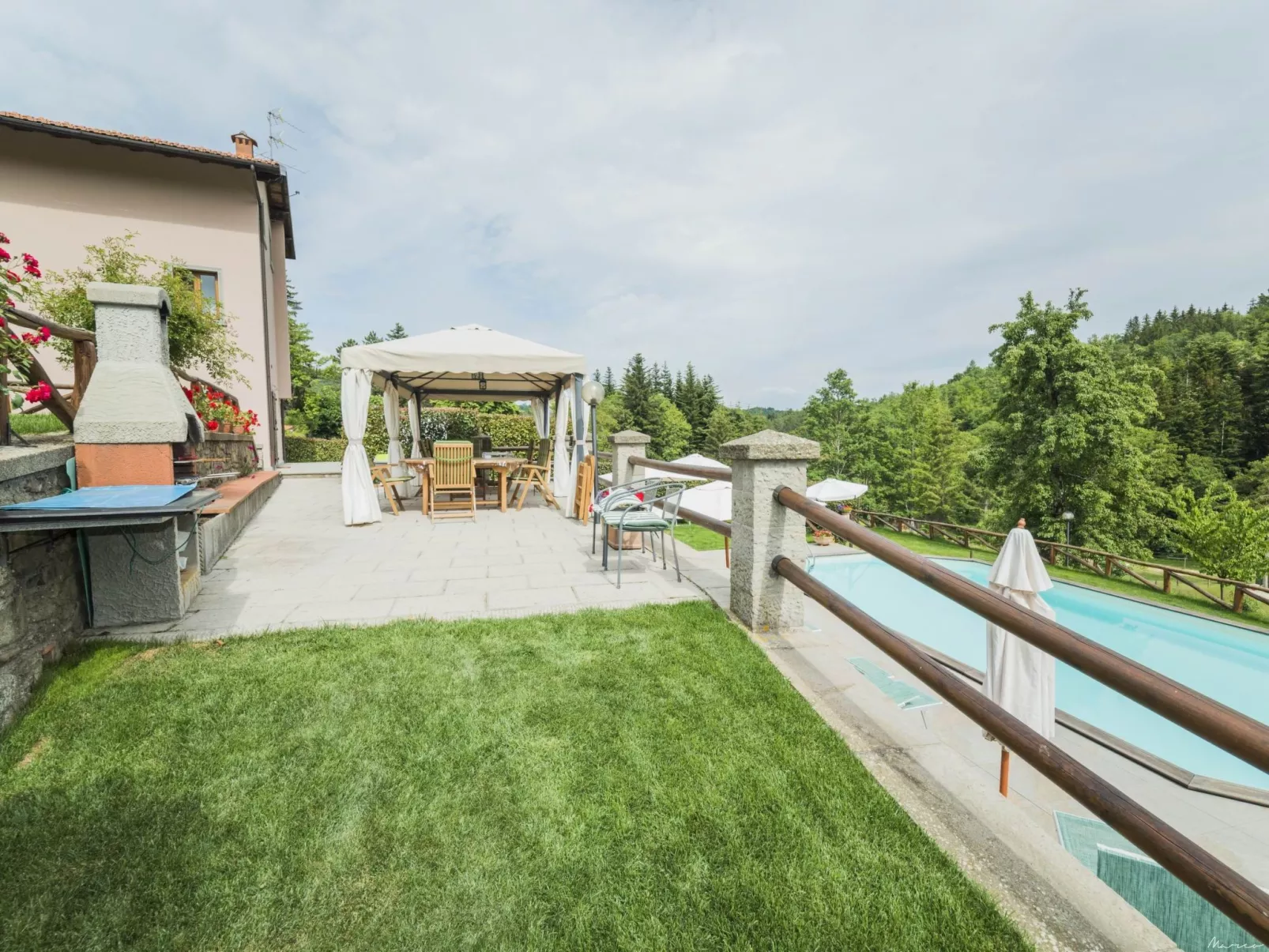 'Case cioni' mit Schwimmbad-Buiten