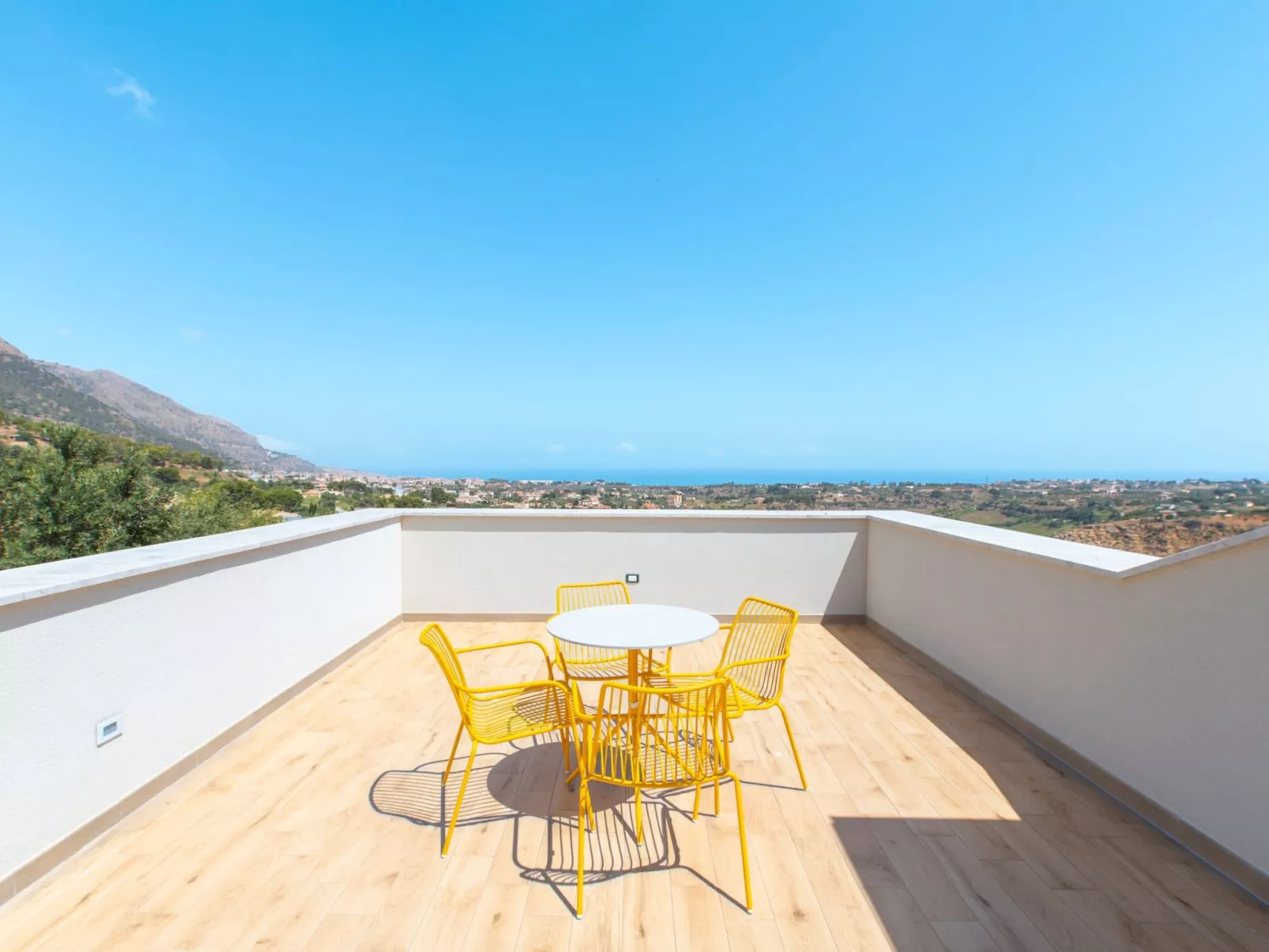 Villa mit Panoramablick auf das Meer, umgeben von der Natur-Image-tags.info