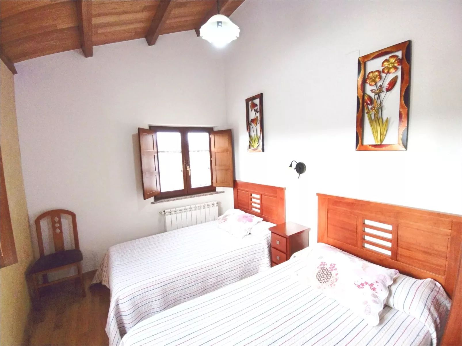 Unterkunft mit Aussicht in "Apartamentos Navalin".-Binnen