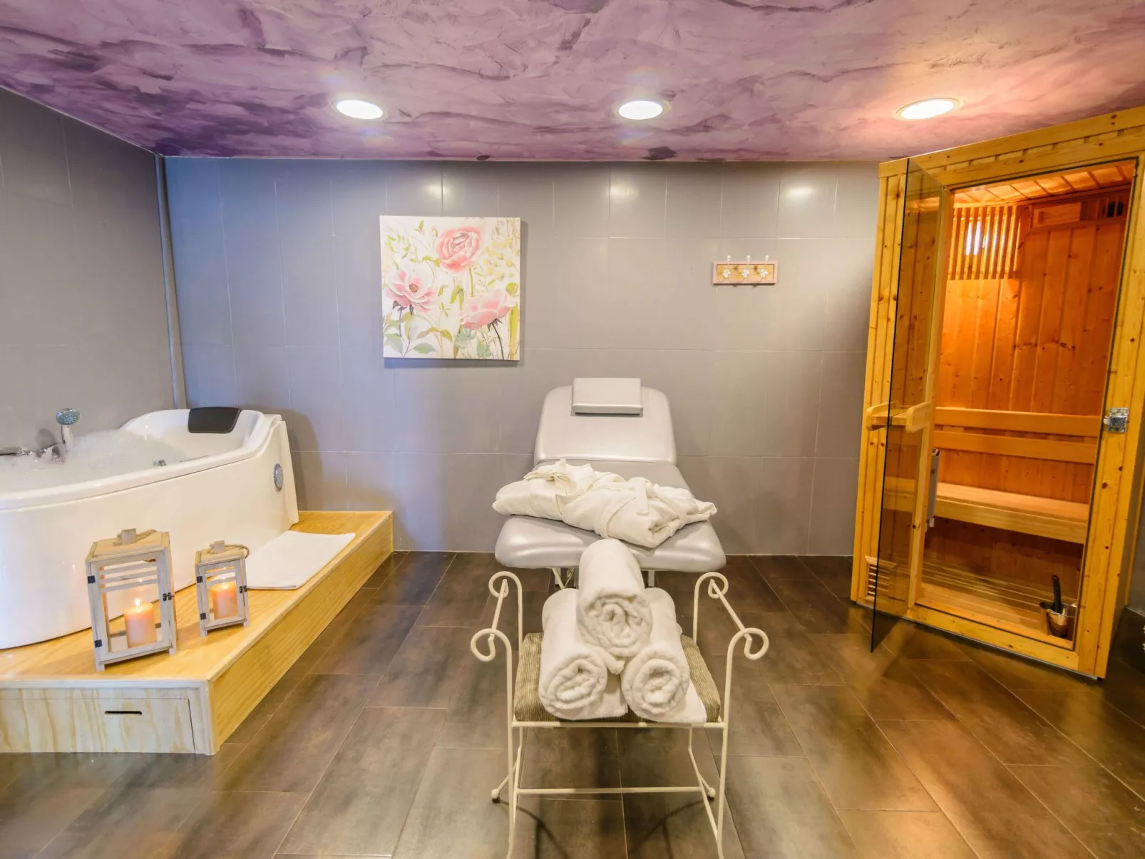 Spa-Spielzimmer mit Außen-Whirlpool und Schwimmbad-Binnen