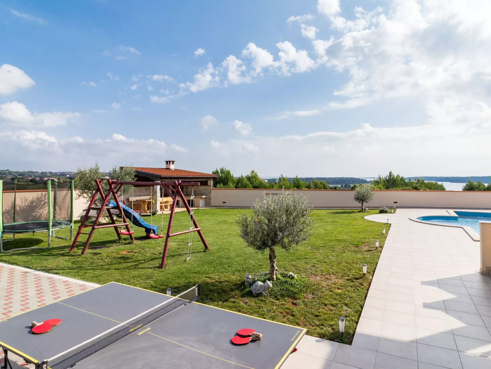 Nettes Ferienhaus in Pomer mit Privatem Pool-Buiten