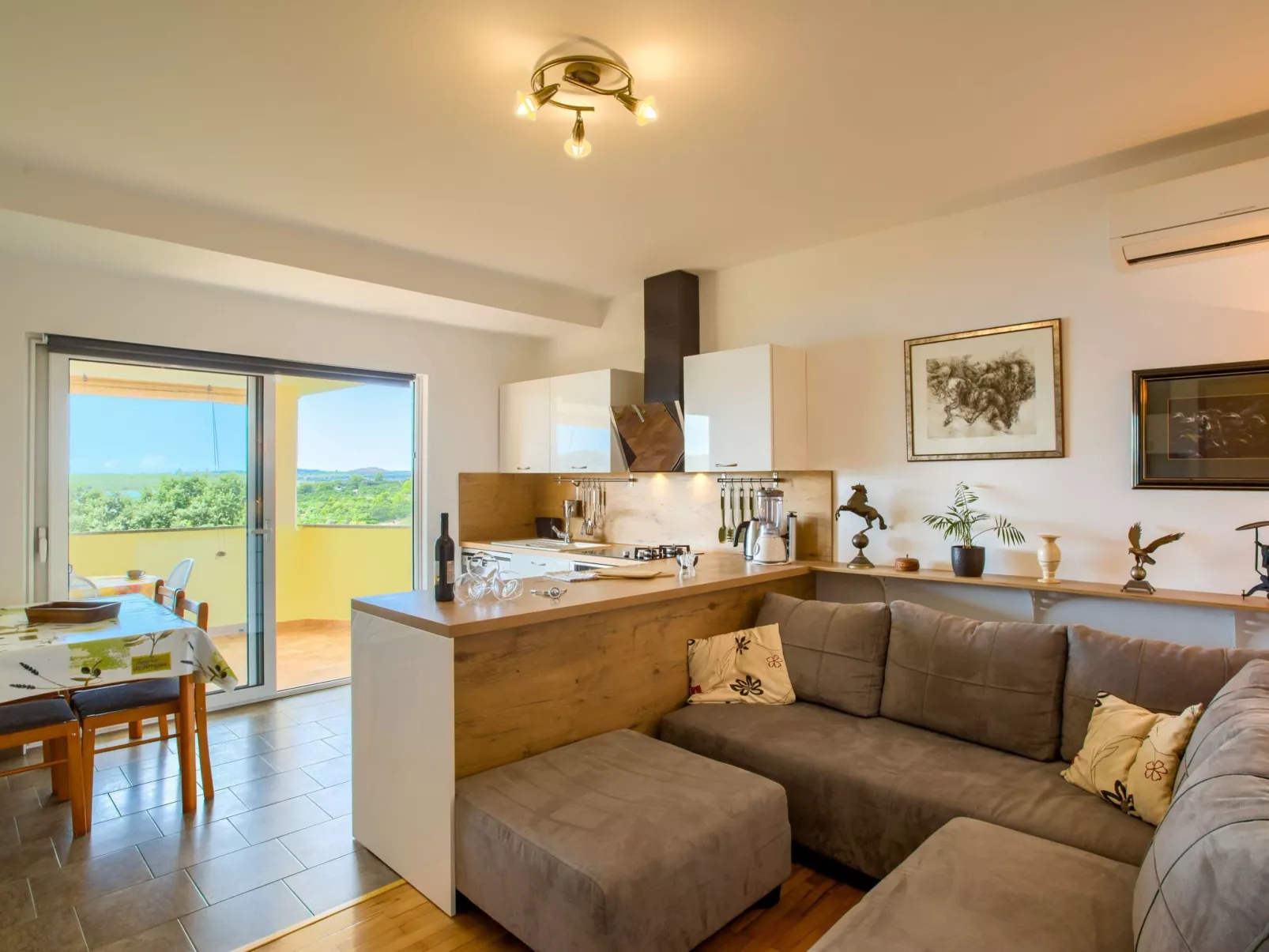 Schöne Wohnung in Medulin mit Möbliertem Balkon-Binnen