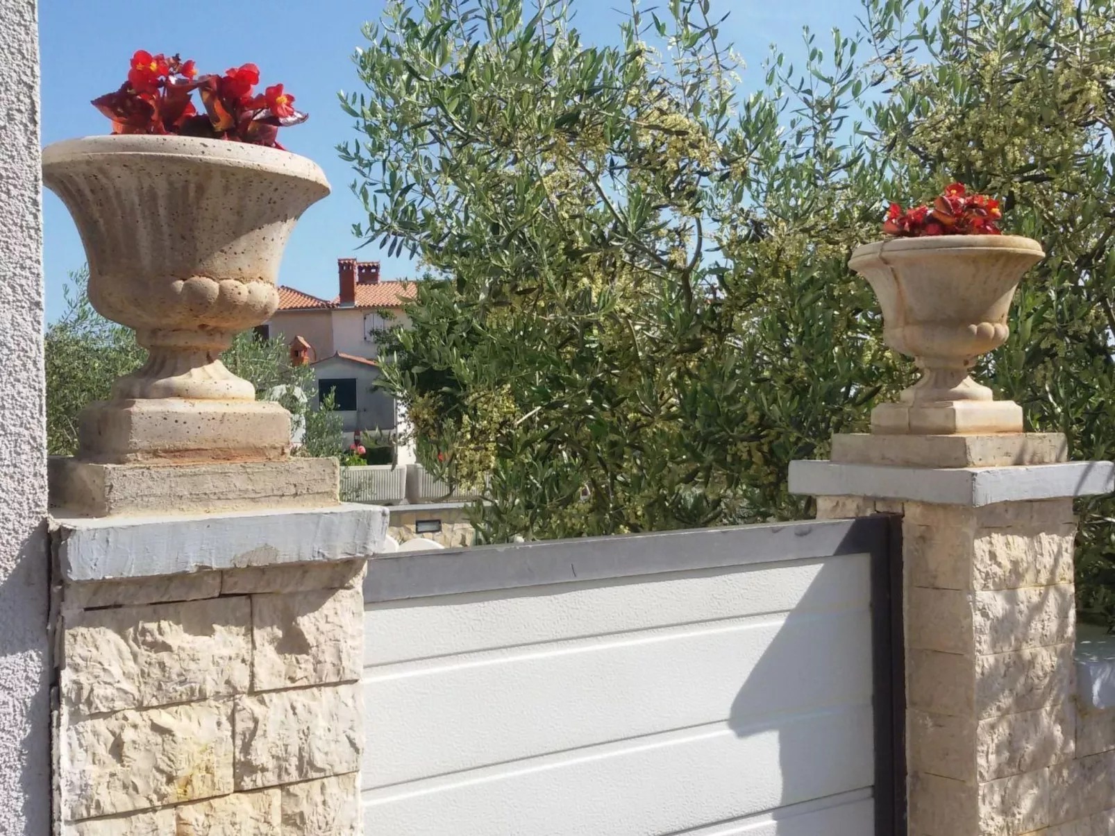 Direkt am Meer liegendes Apartment mit Garten-Buiten