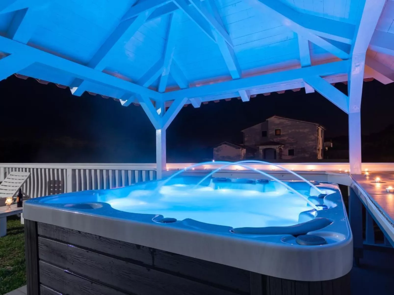Mit Jacuzzi in Villa mit Parkplatz-Buiten