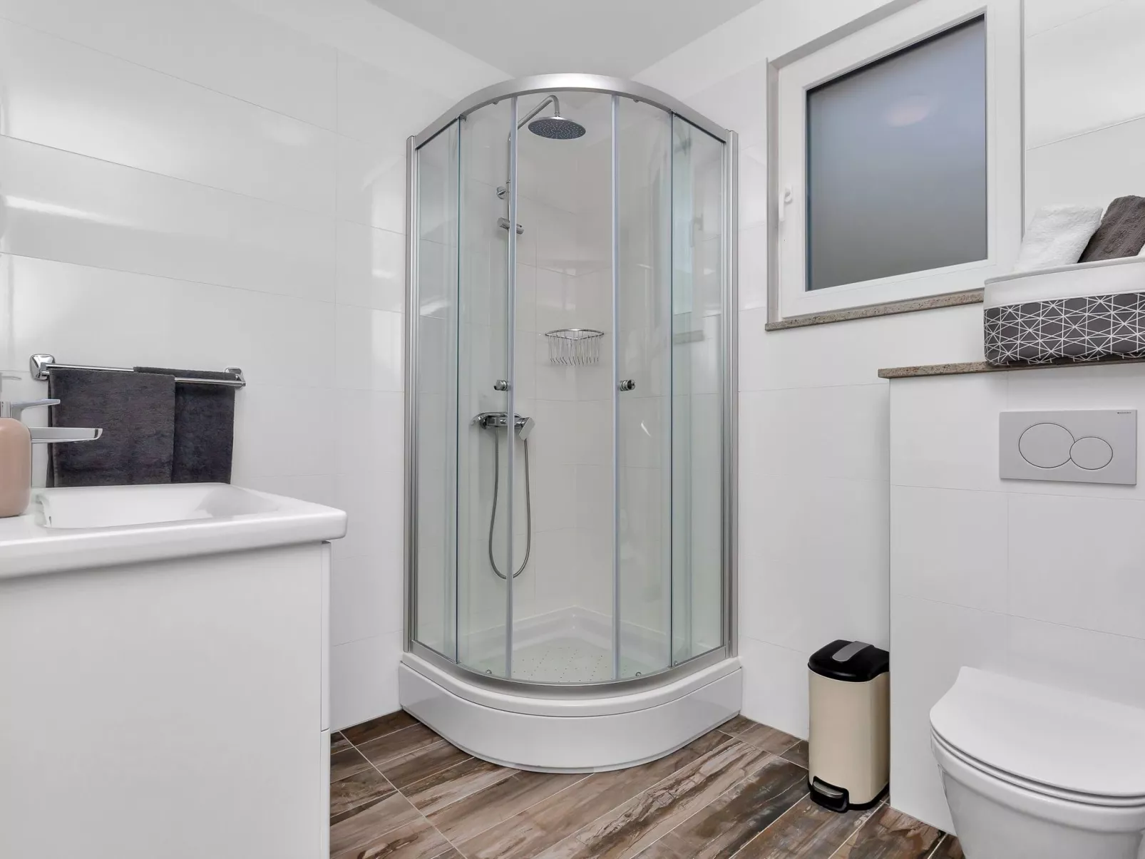 Villa mit beheiztem Pool und fünf Schlafzimmer-Binnen