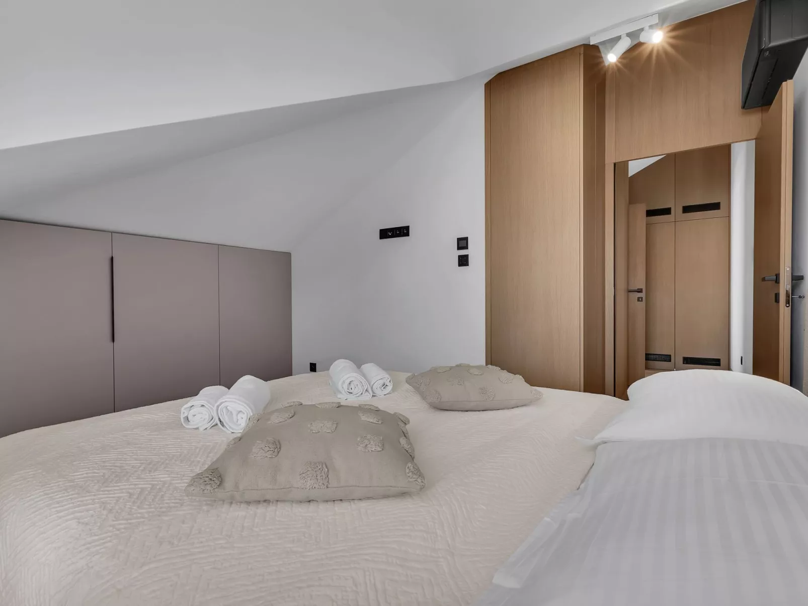 Penthouse Nikolina-50m to beach-Binnen