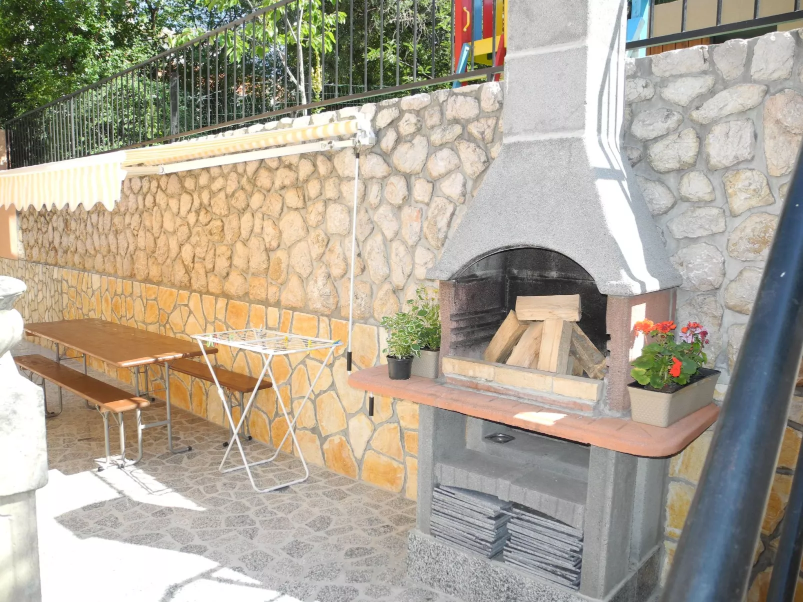 Wohnung in Crikvenica mit Grill und Terrasse-Buiten