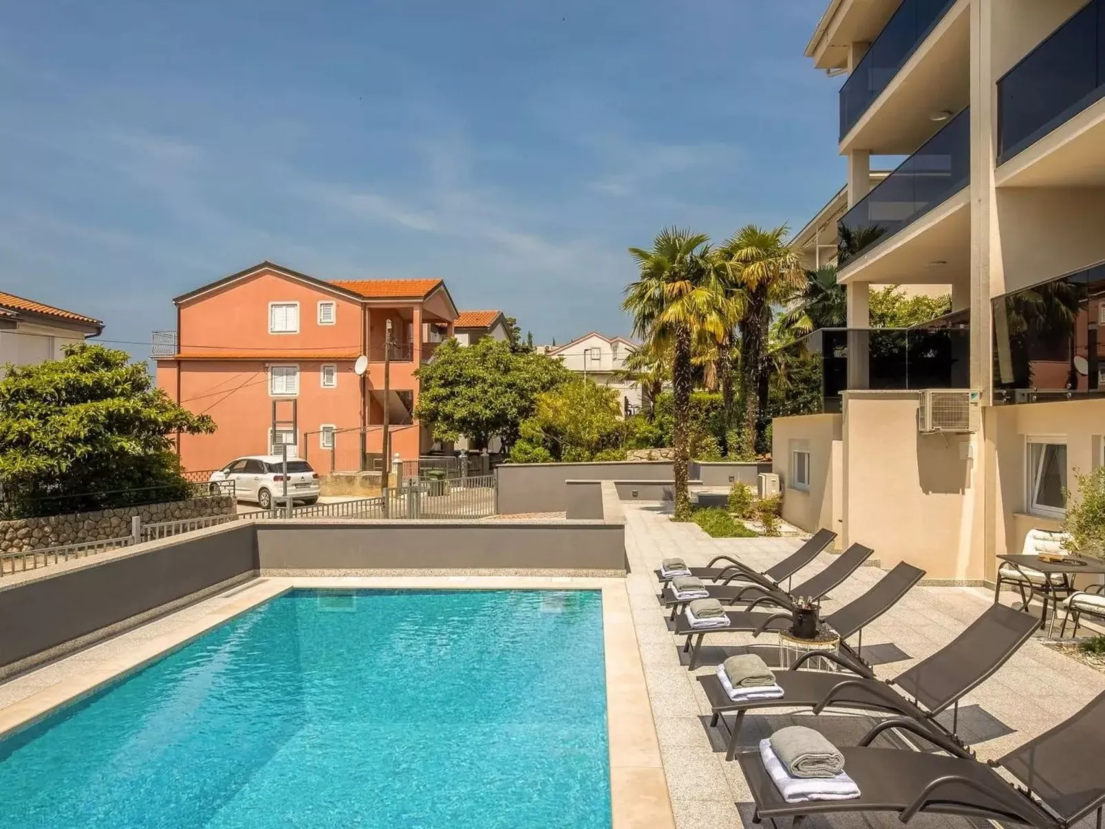 Moderne Wohnung in Crikvenica mit schöner Terrasse-Buiten