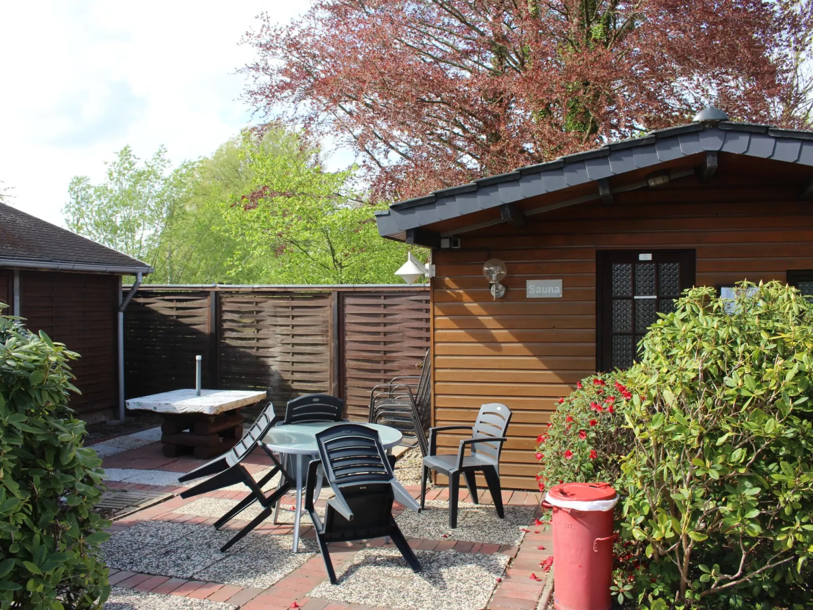 Geräumige Ferienwohnung in Burhave mit Grill, Garten und Pool-Buiten