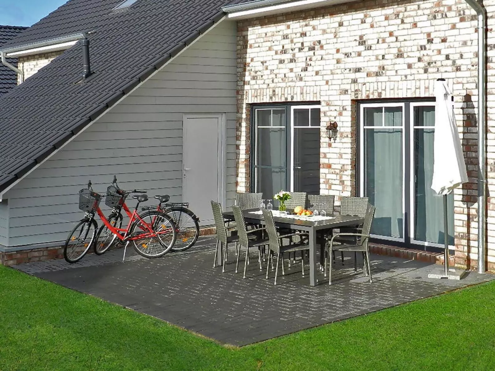 In Burhave mit Großer Terrasse-Buiten