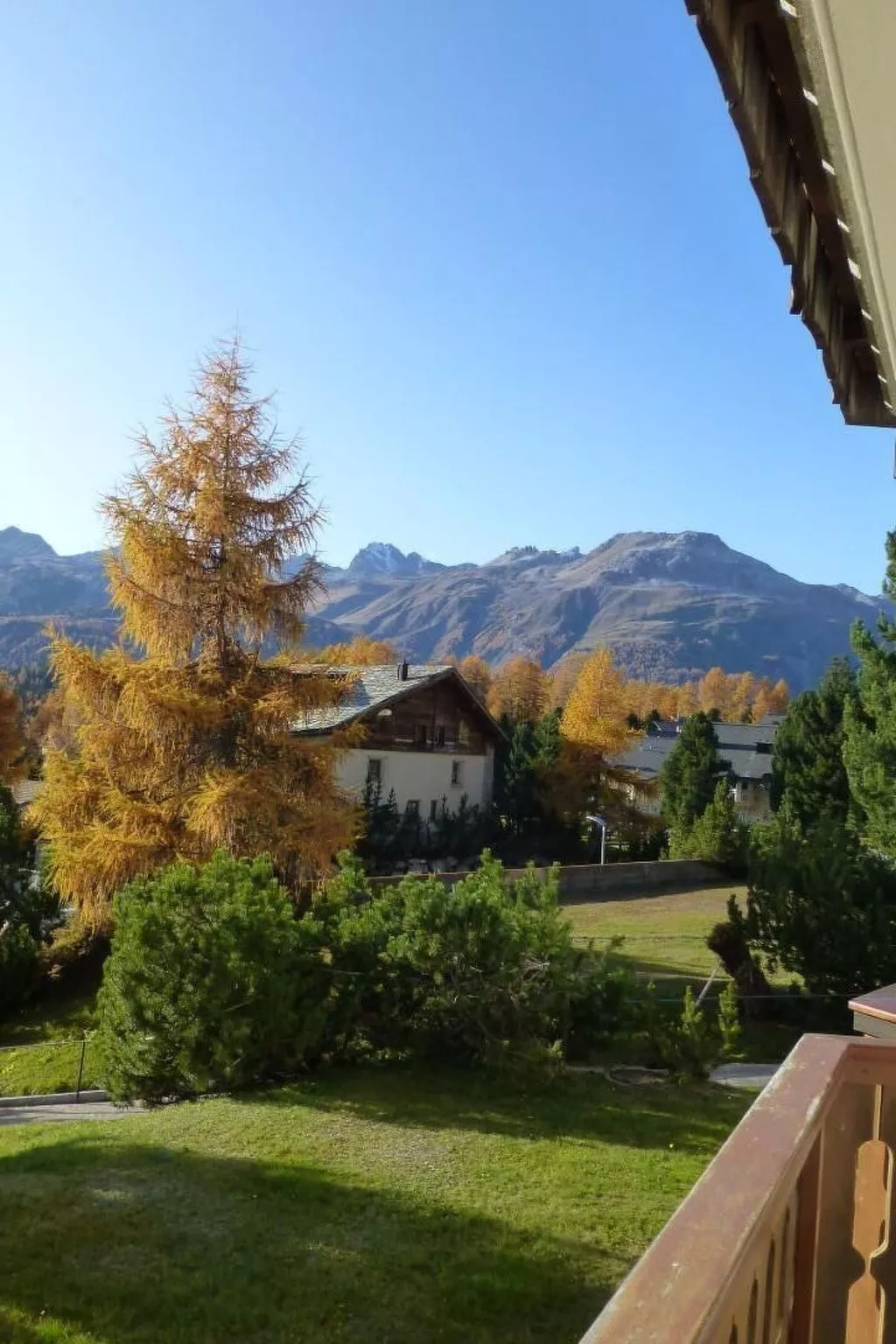 Chesa Azalea 3 klein-Buiten