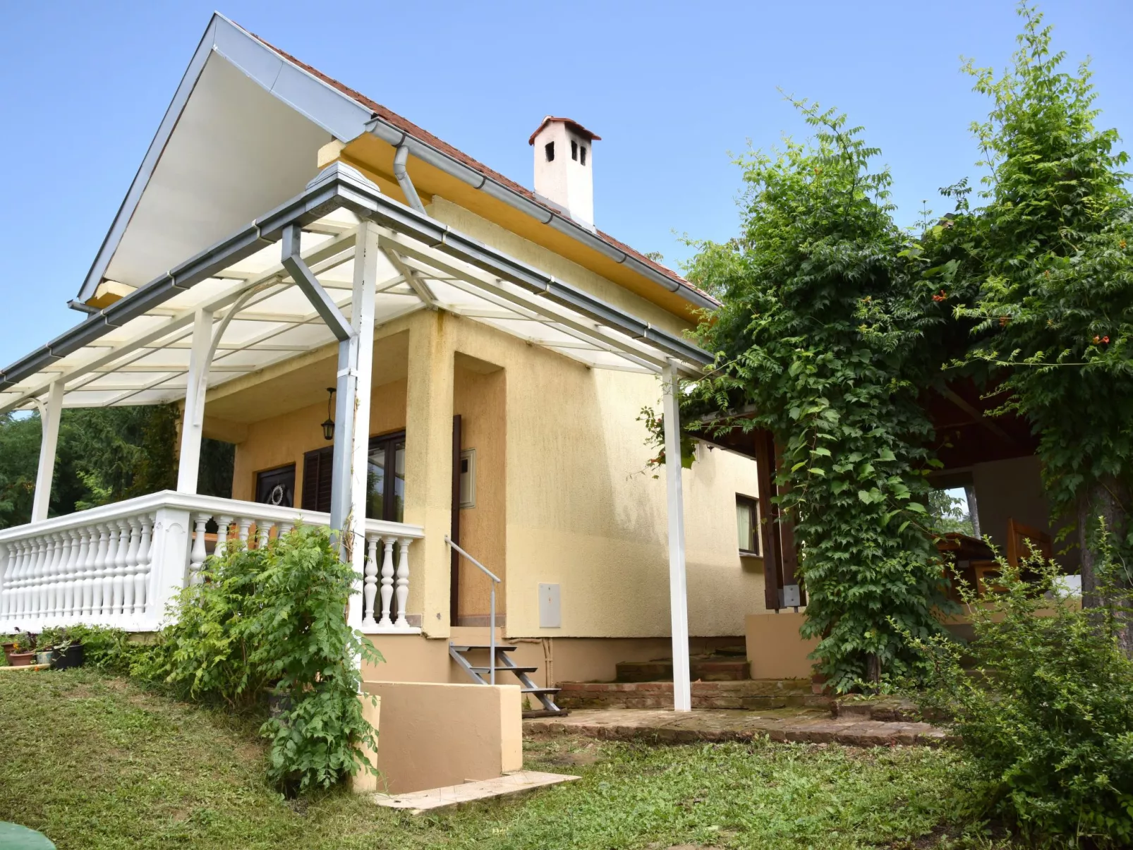 Hütte mit Garten, Grill und Terrasse-Buiten