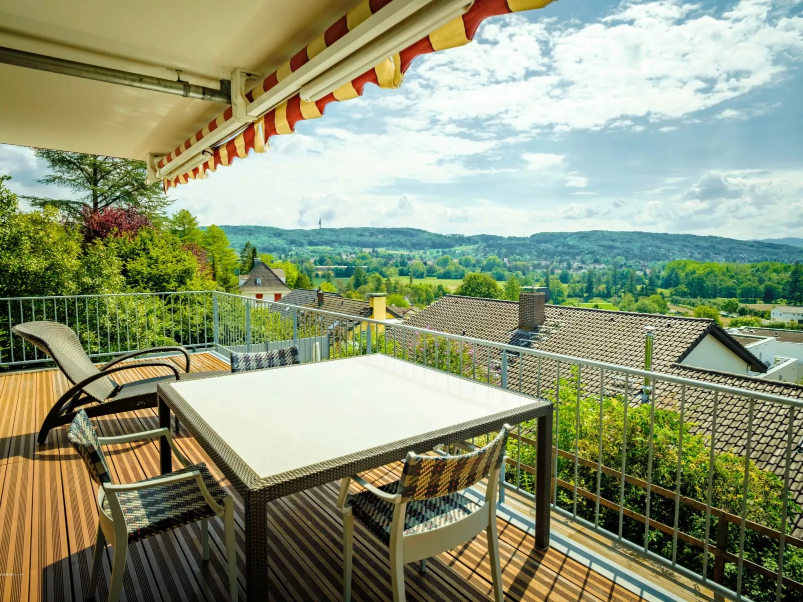 Apartment mit Terrasse nahe Schweizer Grenze - Buiten