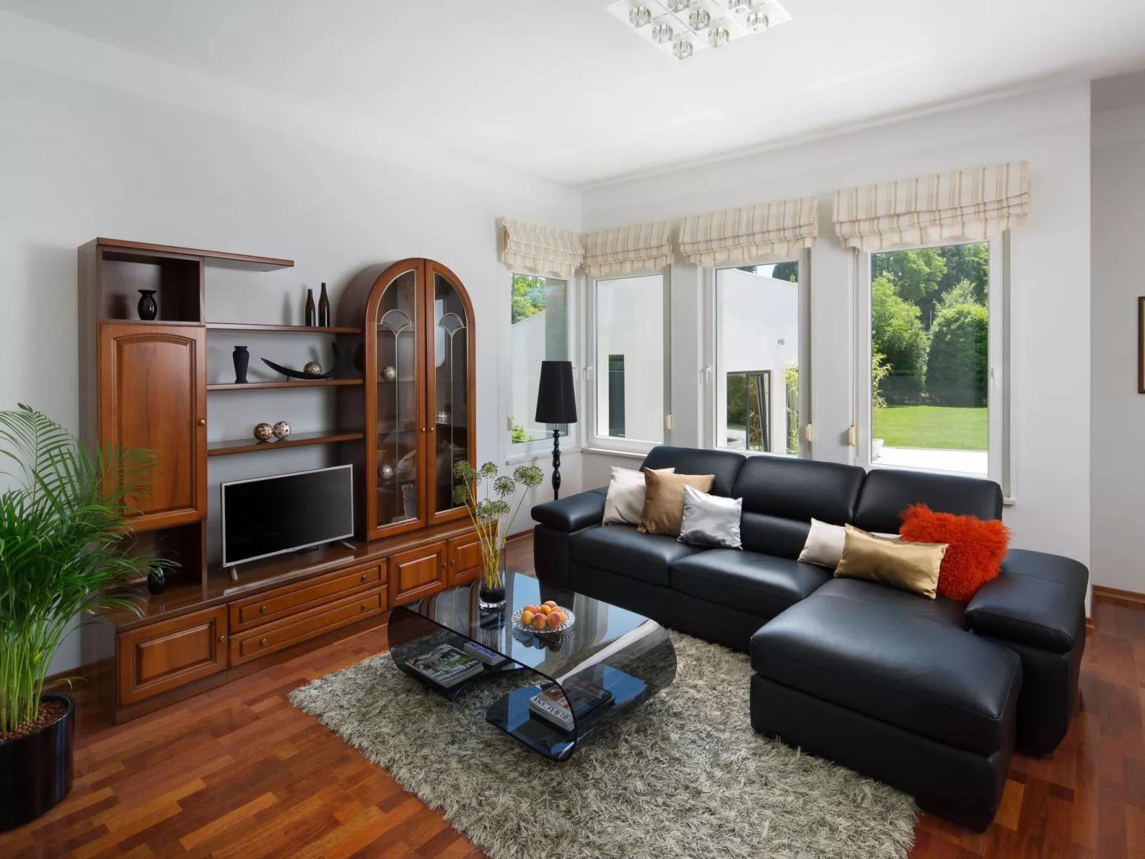 Schöne Villa mit Garten und Biodesign-Pool-Binnen