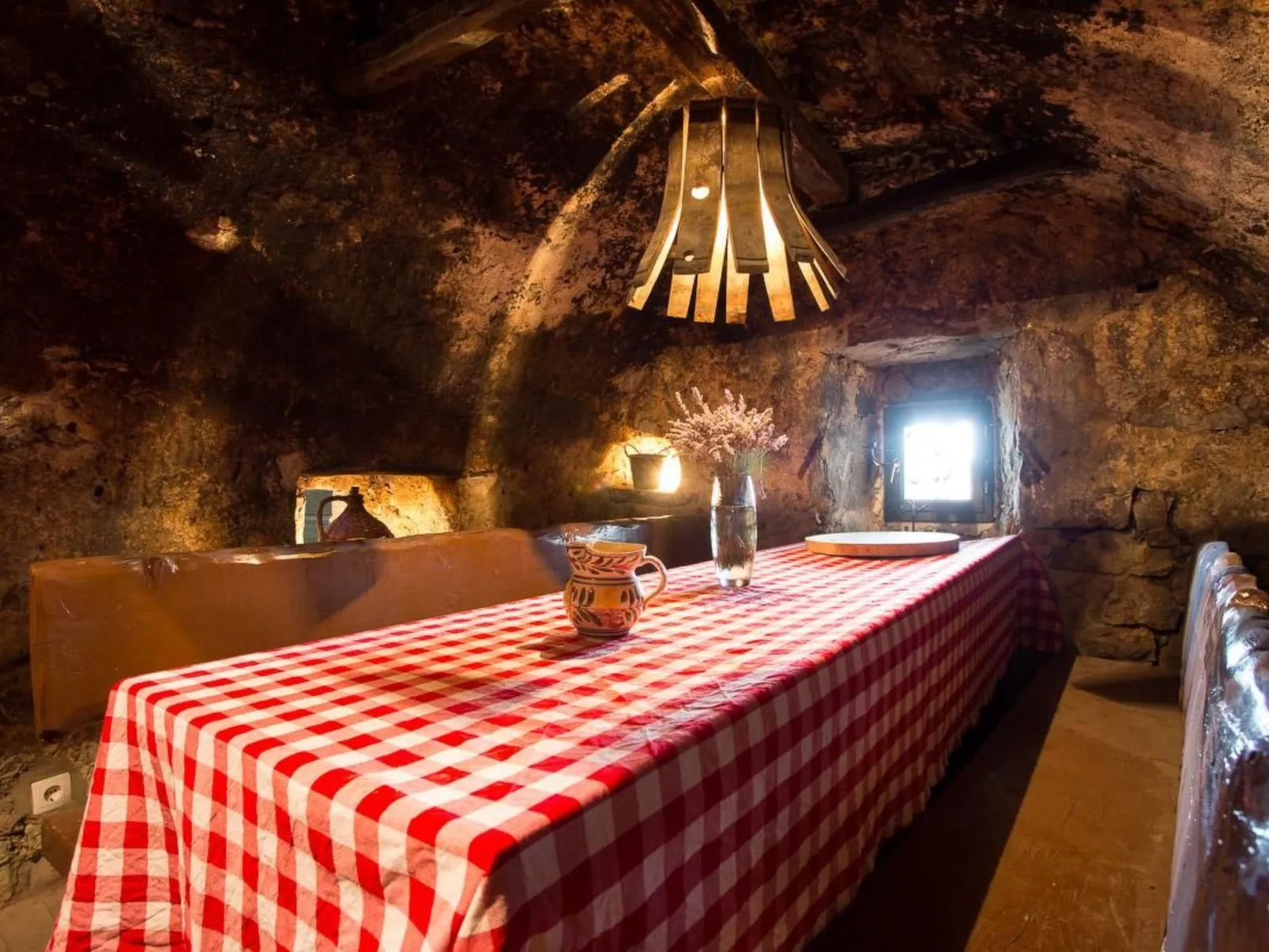 Haus mit modernem Interieur und einer alten Taverne - Image-tags.info