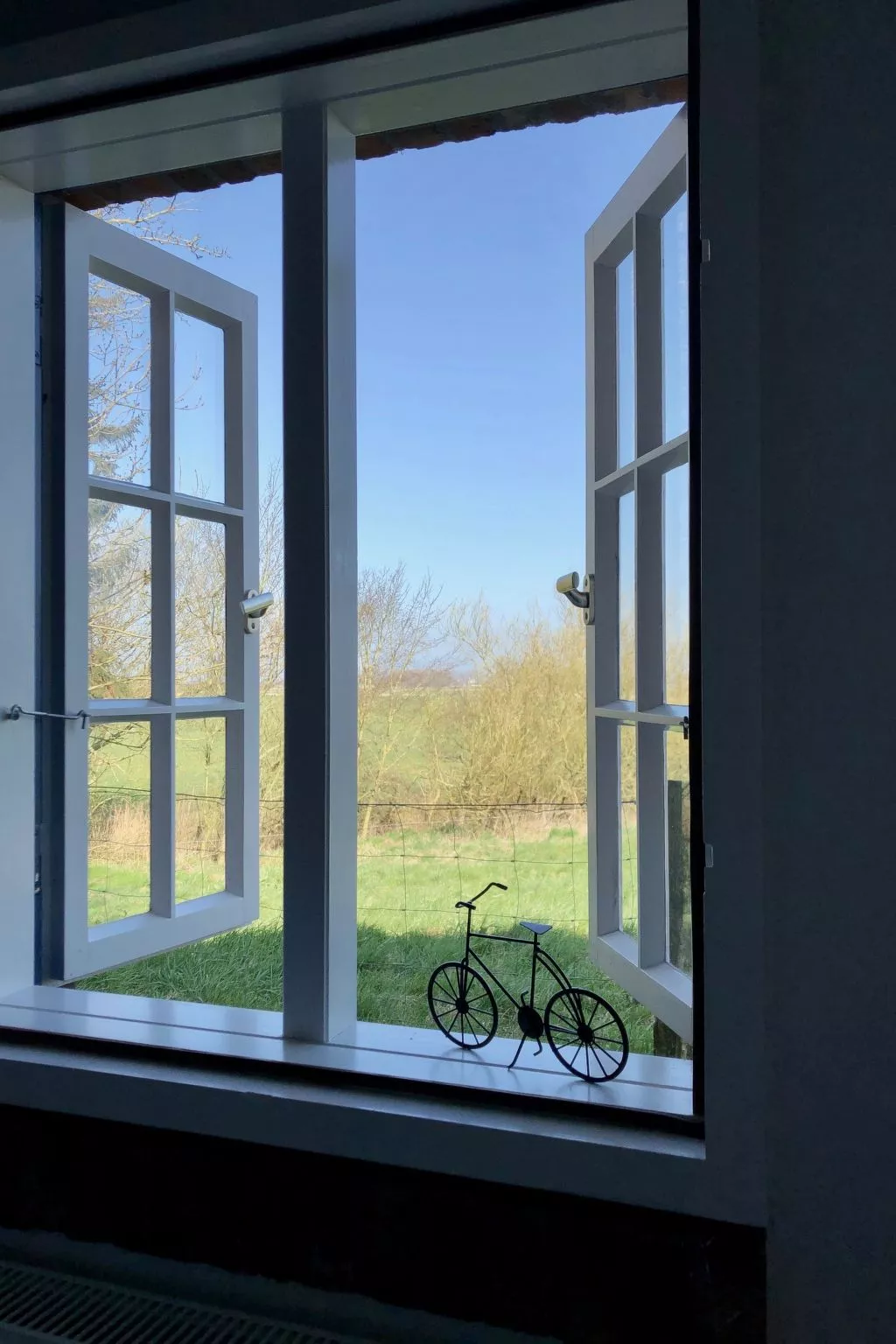 Reetdachhaus inmitten von Wiesen und Feldern-Buiten