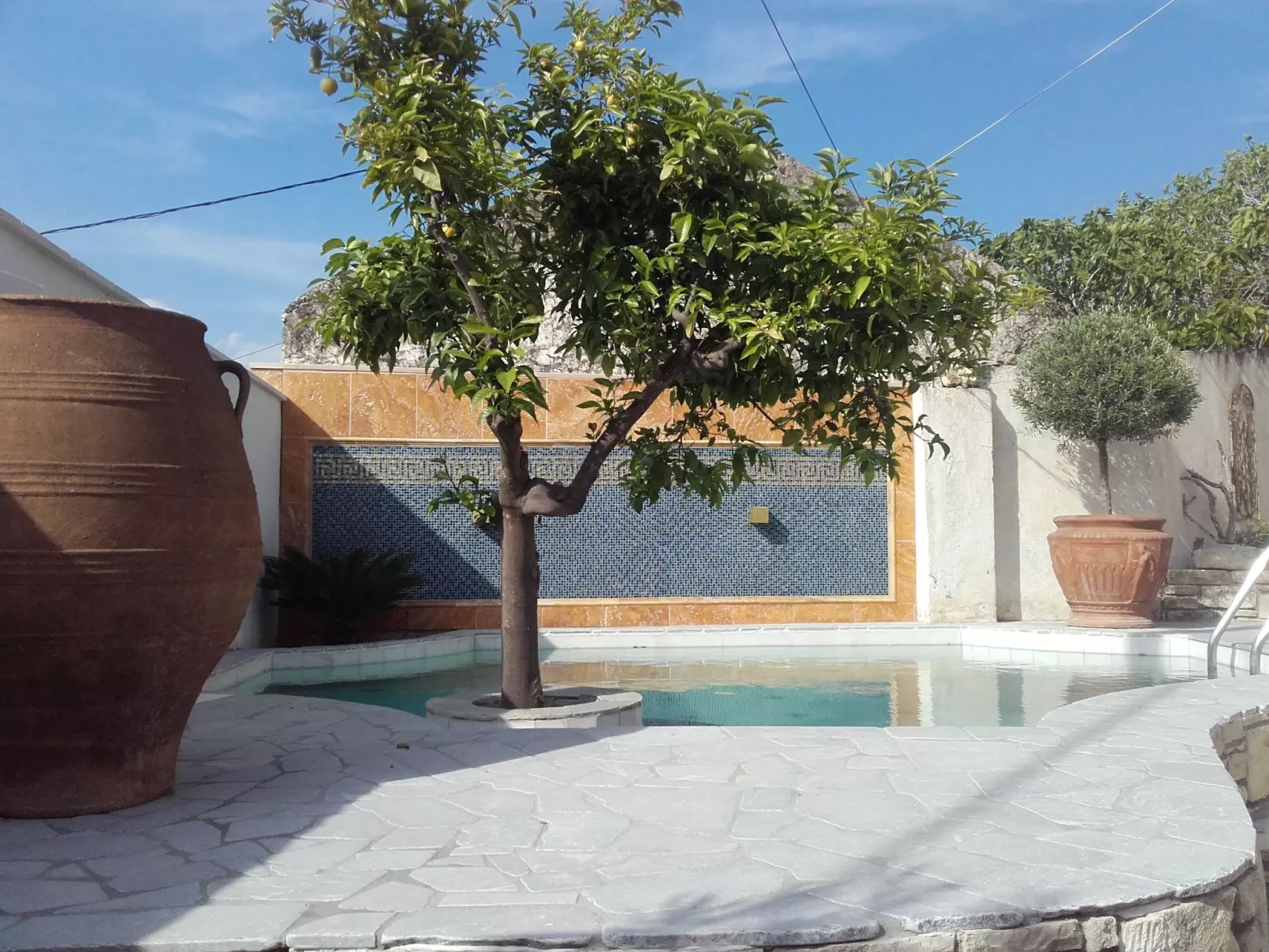 Ruhig gelegenes Ferienhaus mit eigenem Pool-Buiten