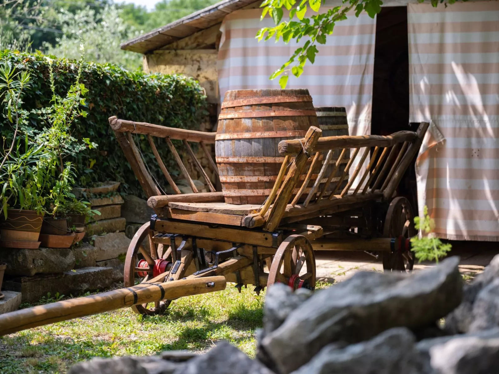 Gemütliches Ferienhaus in Ružići mit Offenem Kamin-Buiten