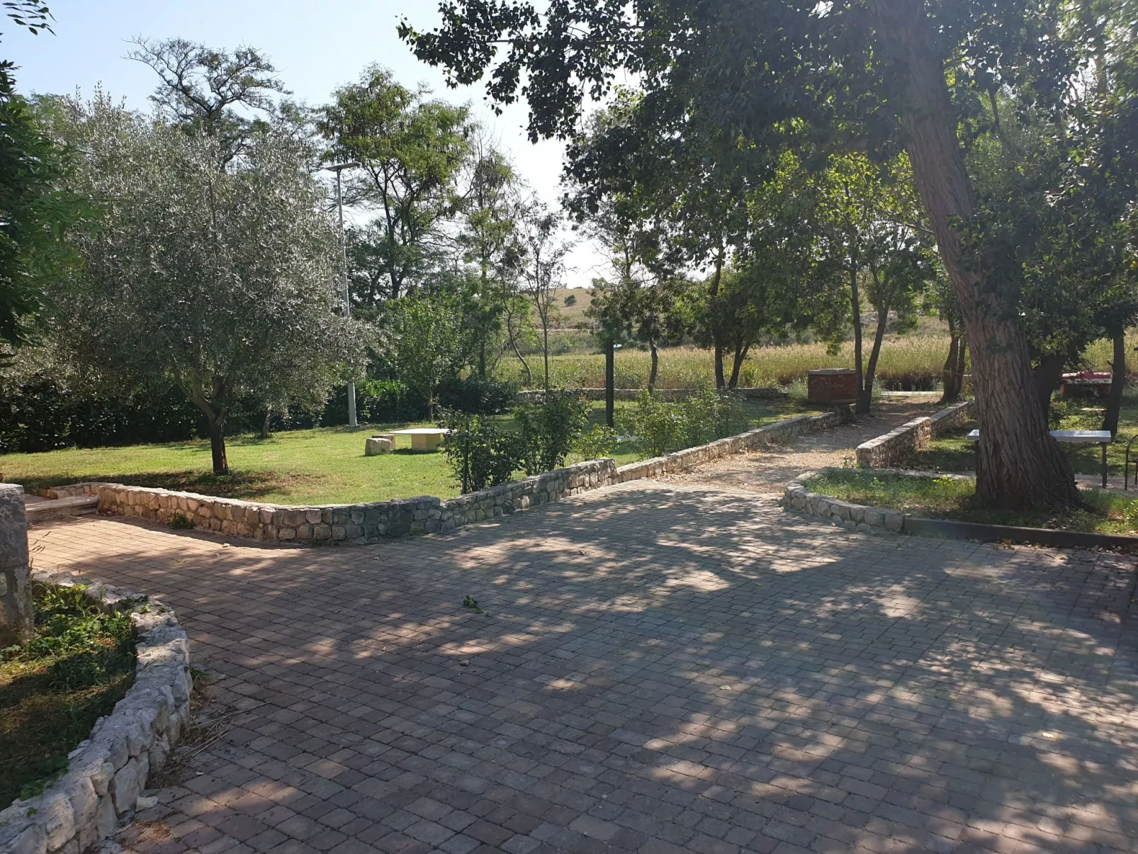 Am Fluss gelegenes Haus mit Galerieschlafplätzen-Buiten