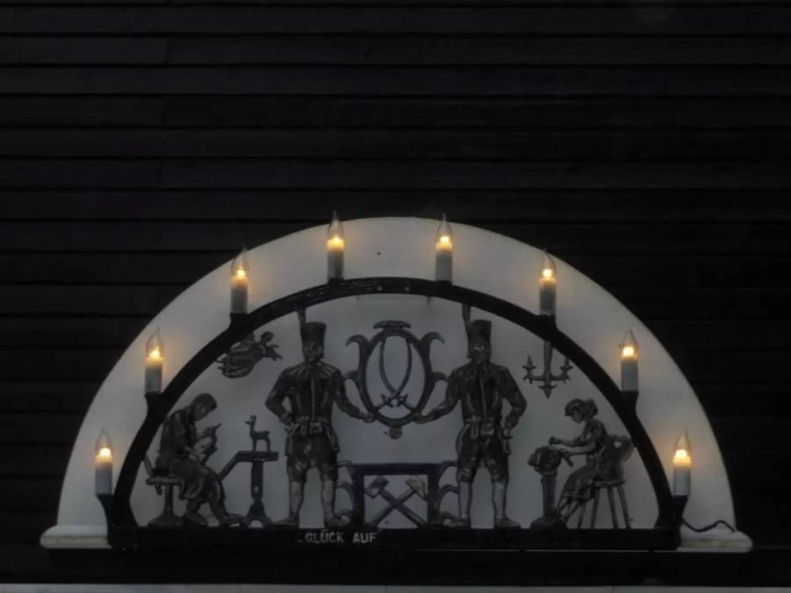 Premium-Ferienwohnung mit Balkon und Bergblick-Buiten