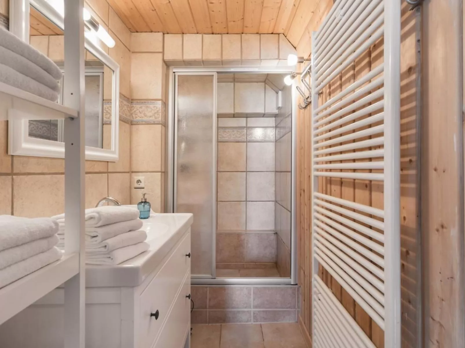 Villa mit Garten, Grill und Terrasse-Binnen