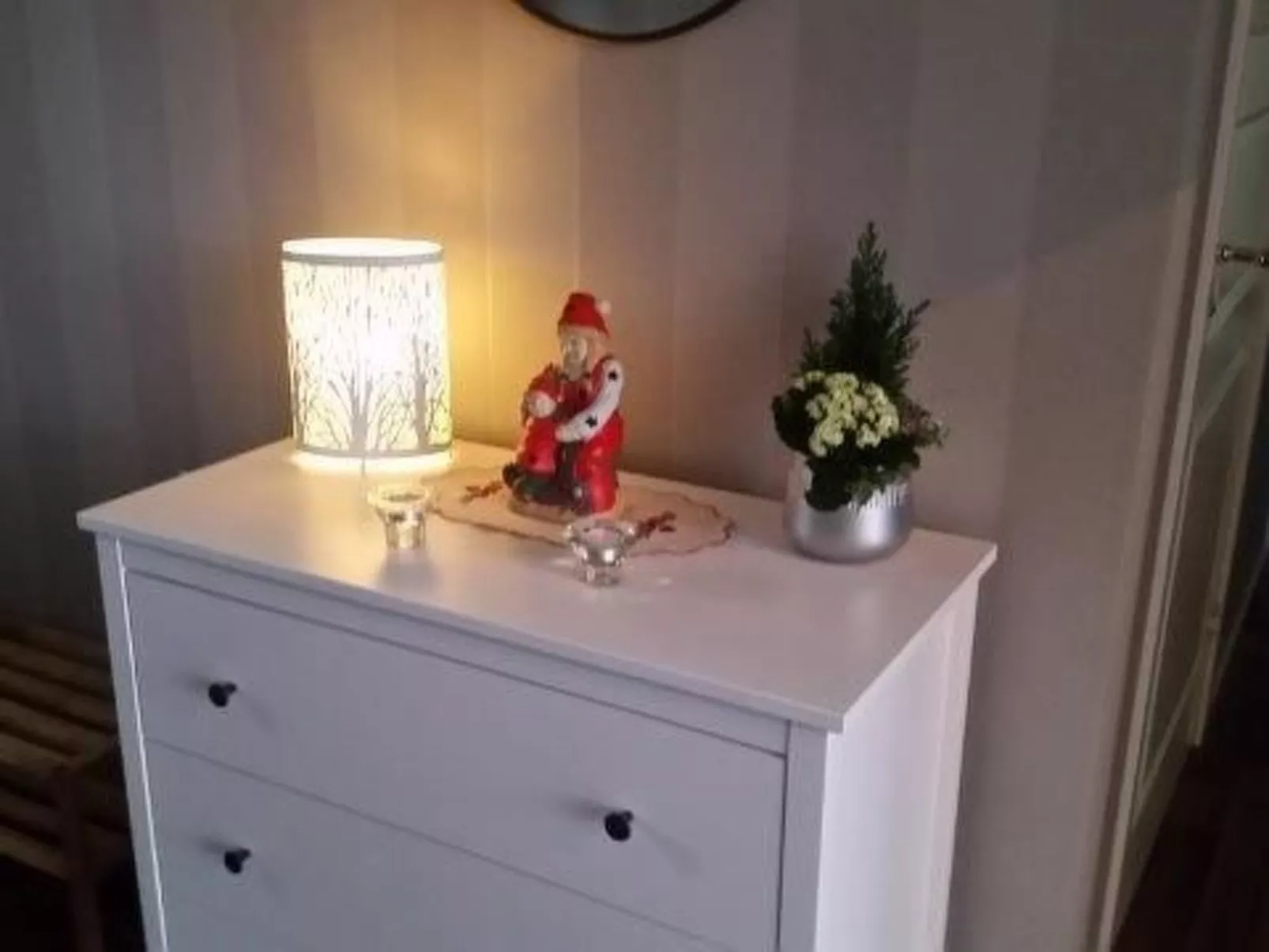 Modernes Haus mit hellem Dekor, mit Blick auf den See-Binnen