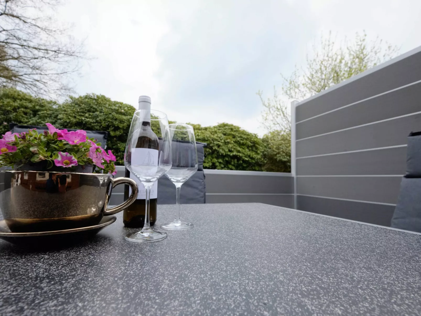 Appartement mit Garten, Grill und Terrasse-Buiten