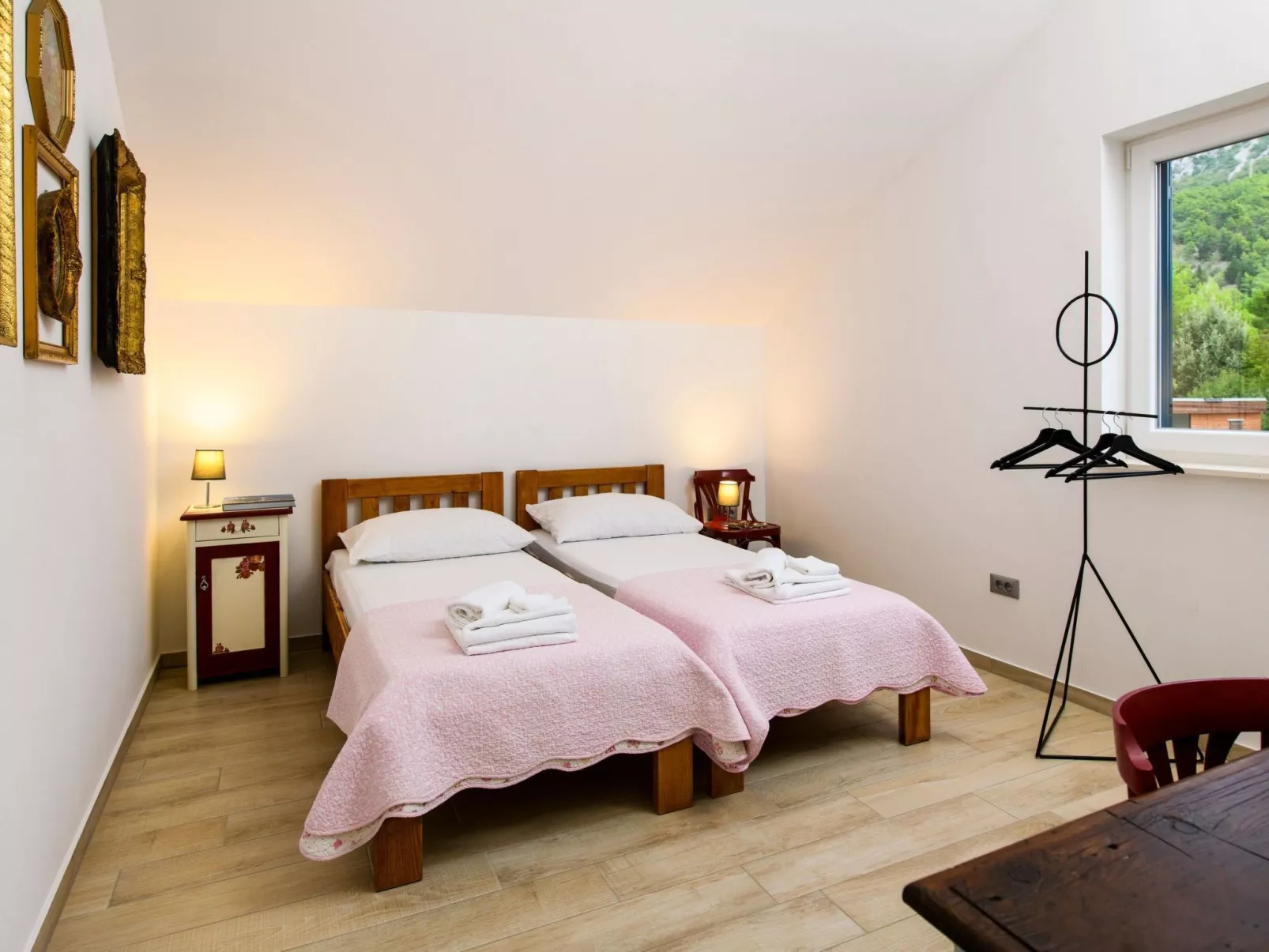 Alleinstehendes Ferienhaus mit Pool und drei Sch-Binnen