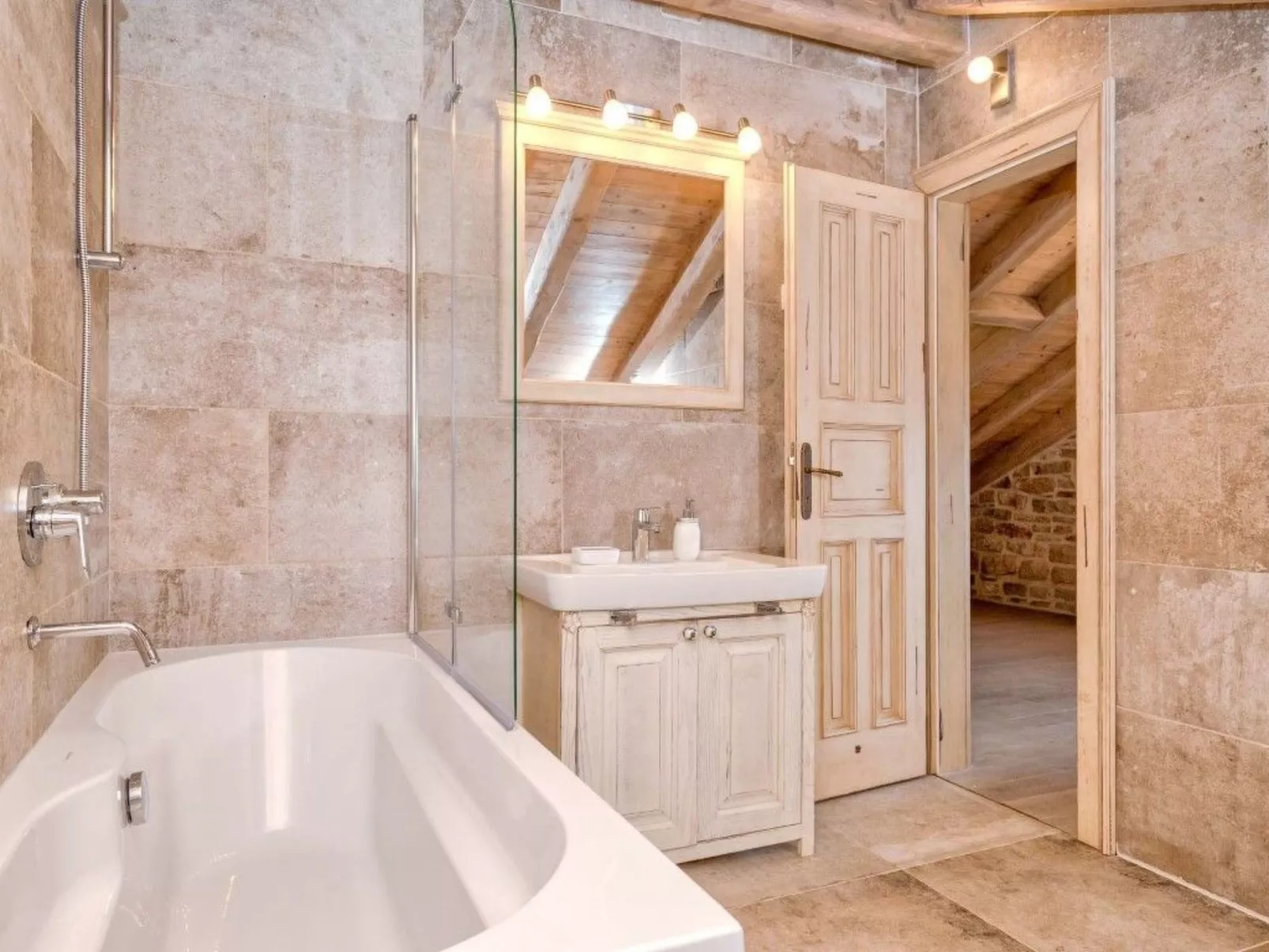 Villa Aristea bestehend aus drei Häusern-Binnen