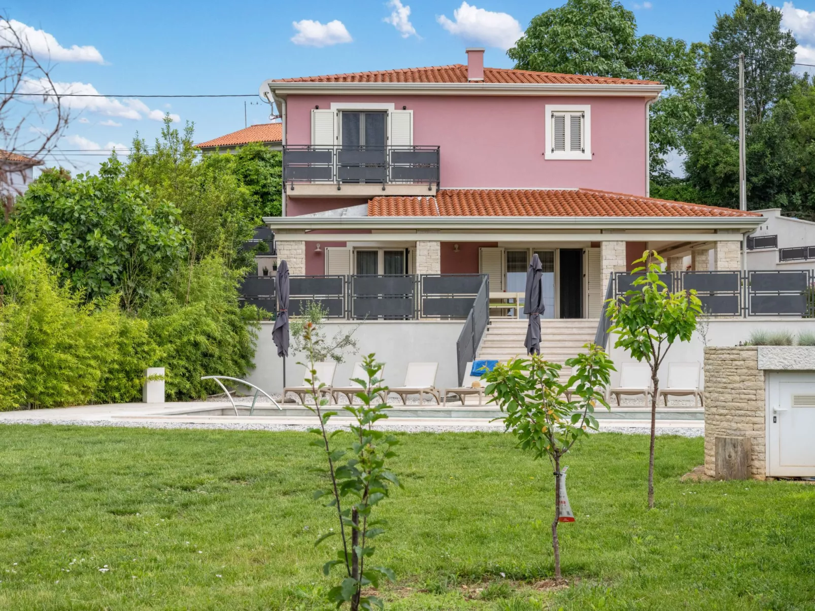 Villa Violette mit Pool nahe Stadtzentrum-Buiten