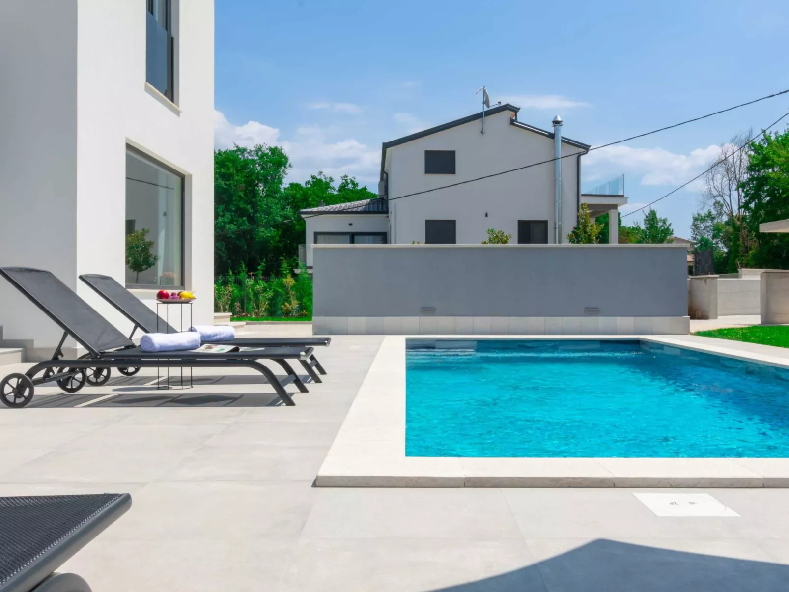 Modern 300m² Villa - King Beds and Leisure Zone-Buiten