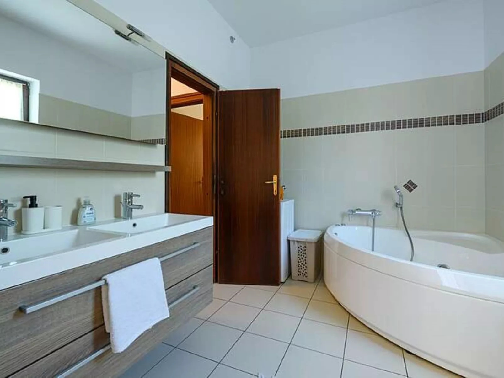 Komfortable, ruhige Erdgeschoss-Ferienwohnung-Binnen