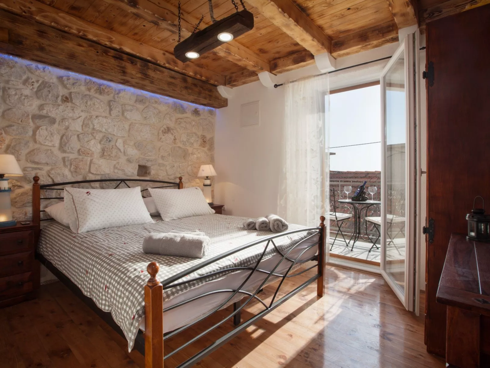 Charmantes Steinhaus mit Pool und Meerblick-Binnen