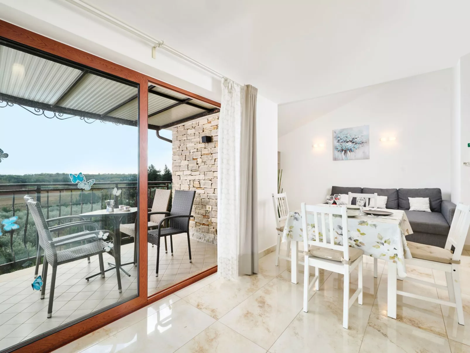 App für bis zu 6 Personen.-Binnen