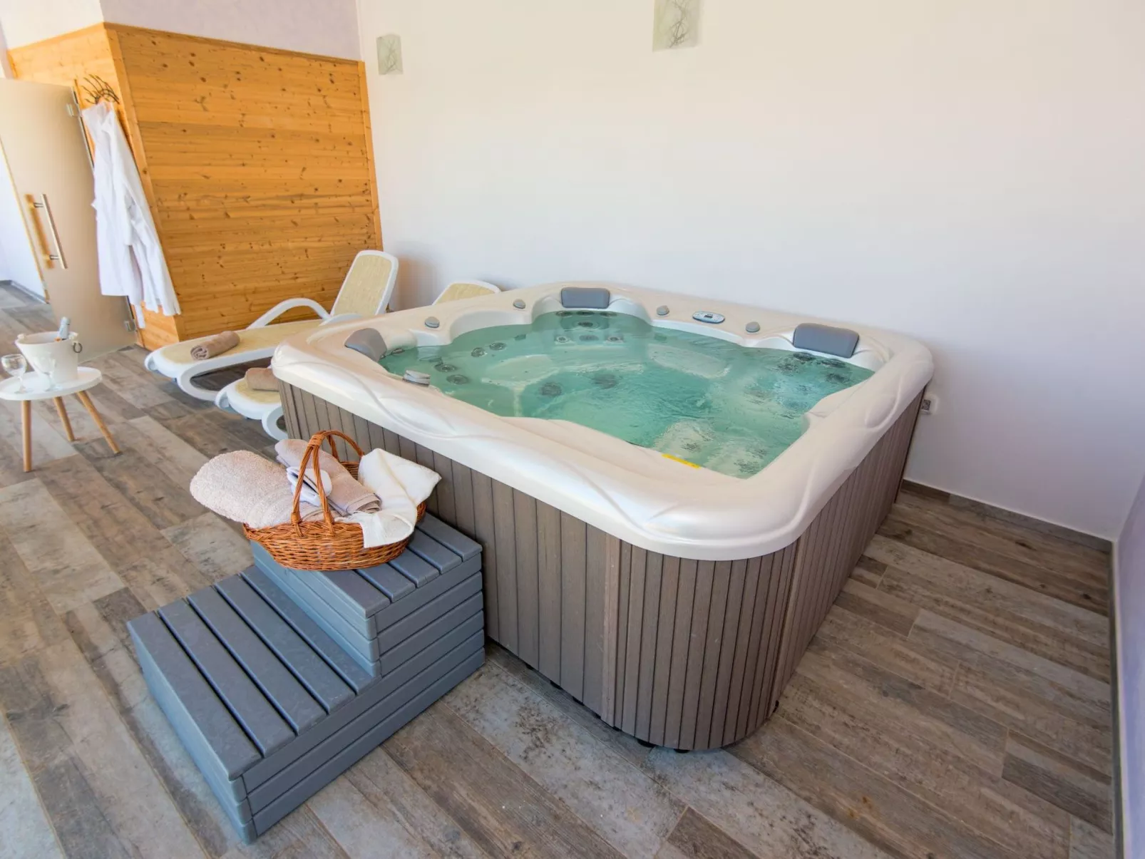 Elegante und komfortable Villa mit Salzwasserpool, Whirlpool und Sauna, umgeben-Binnen