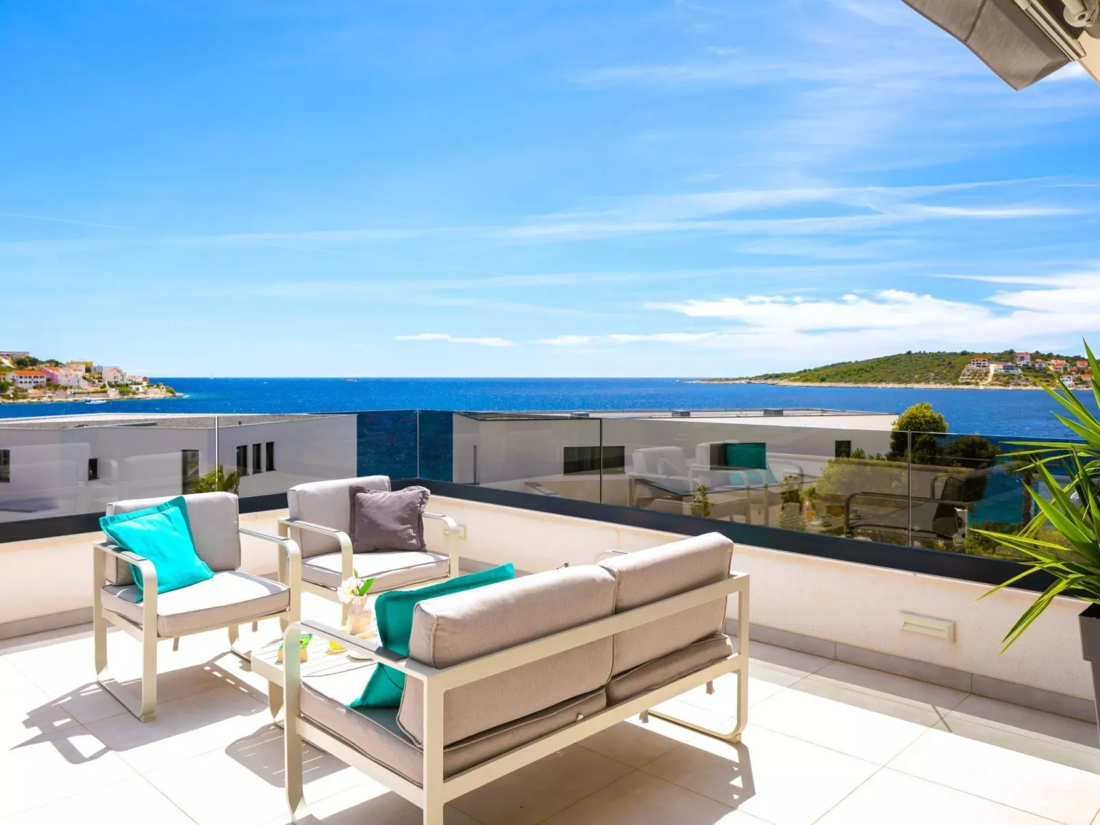 Luxuriöse Villa Dolce Vita direkt am Meer mit privatem Pool und Parkplatz-Buiten