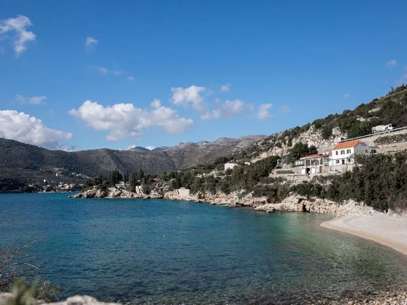Mélanie B im ersten Stock einer Villa am Strand - Buiten