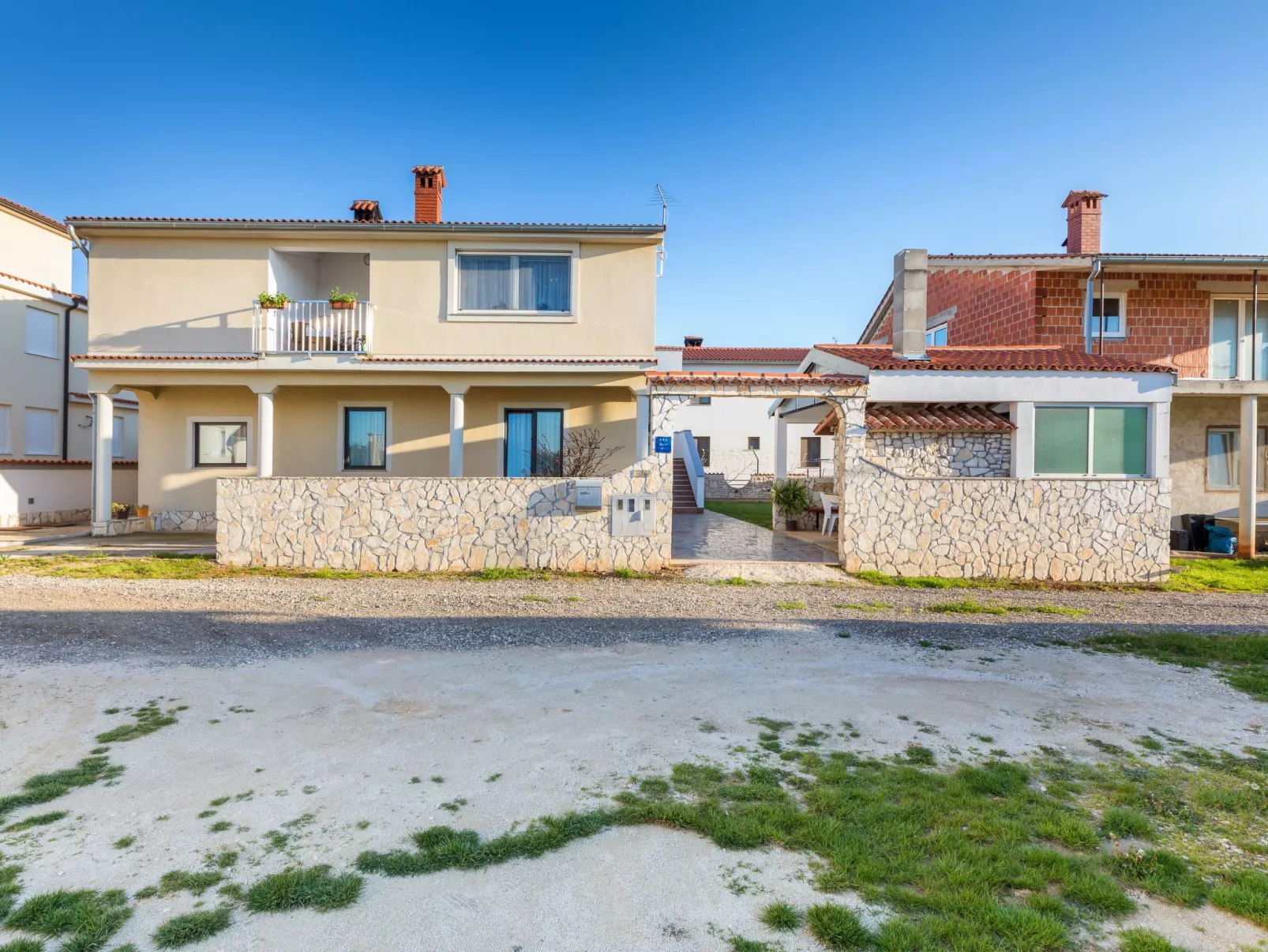 Anemona, Dorf Valbandon-Buiten