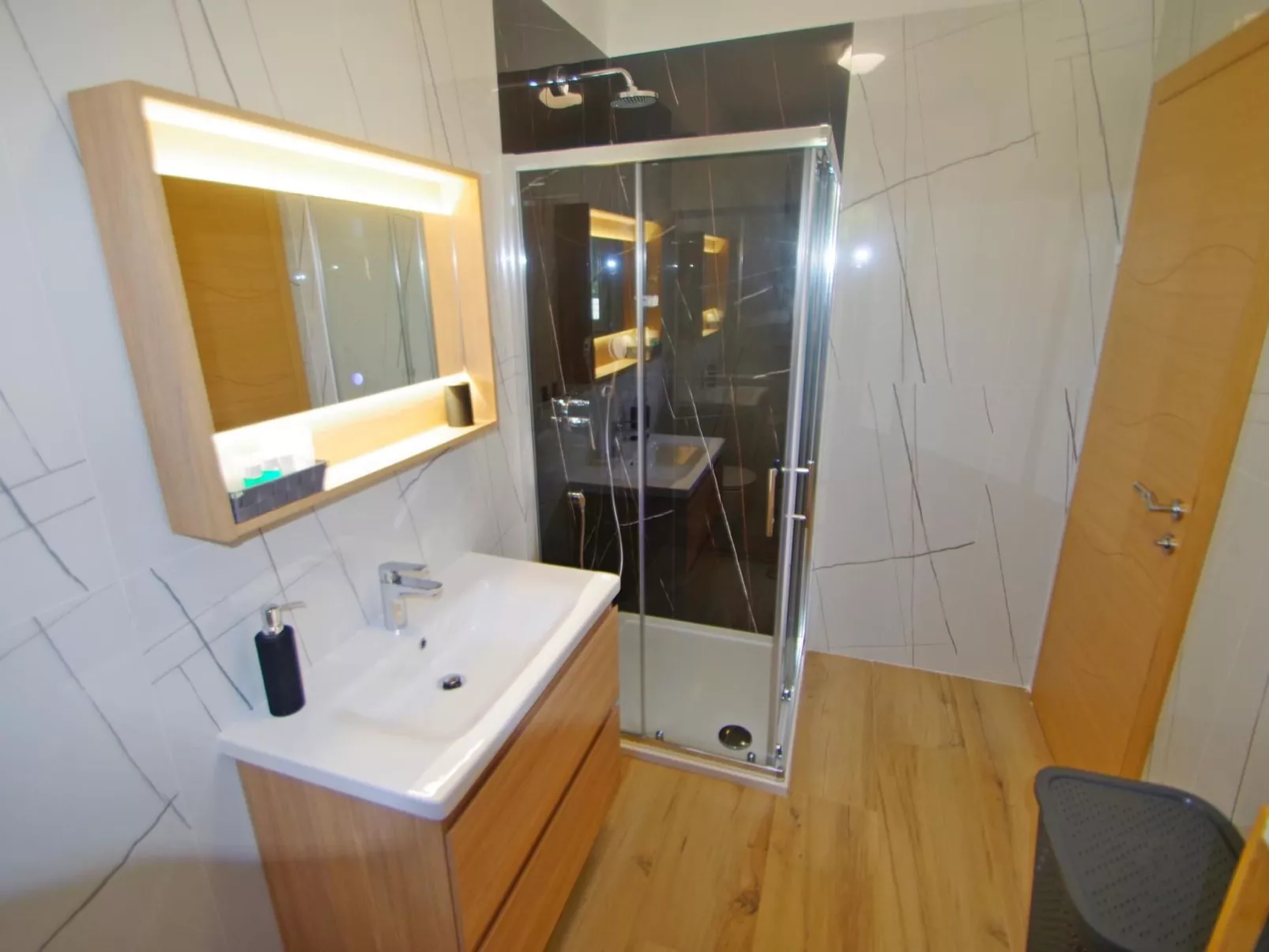 Ferienhaus, privater Pool, Dorf Šišan-Binnen